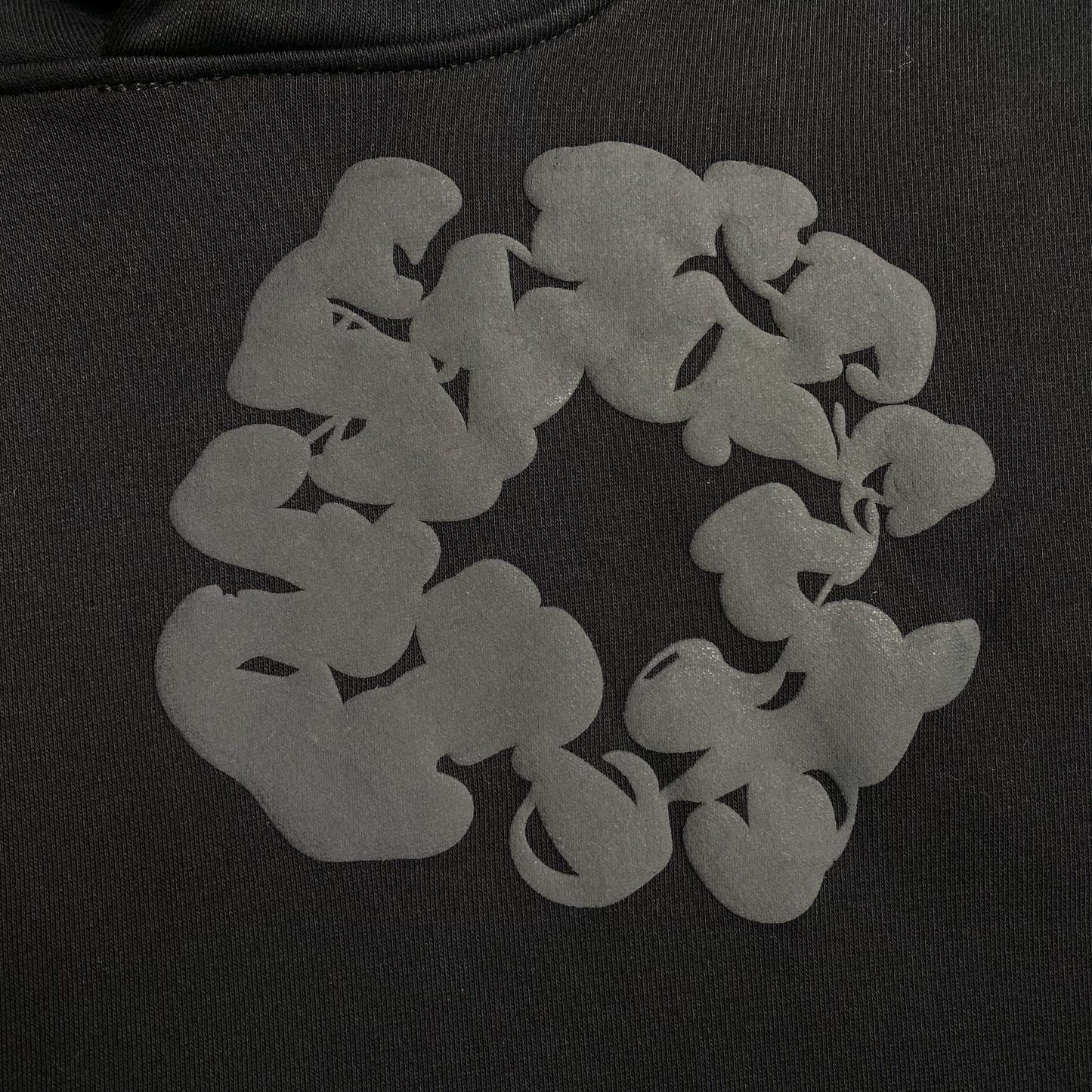 denim-tears-the-cotton-wreath-hoodie-black-monochrome-5-Drip Store Argentina