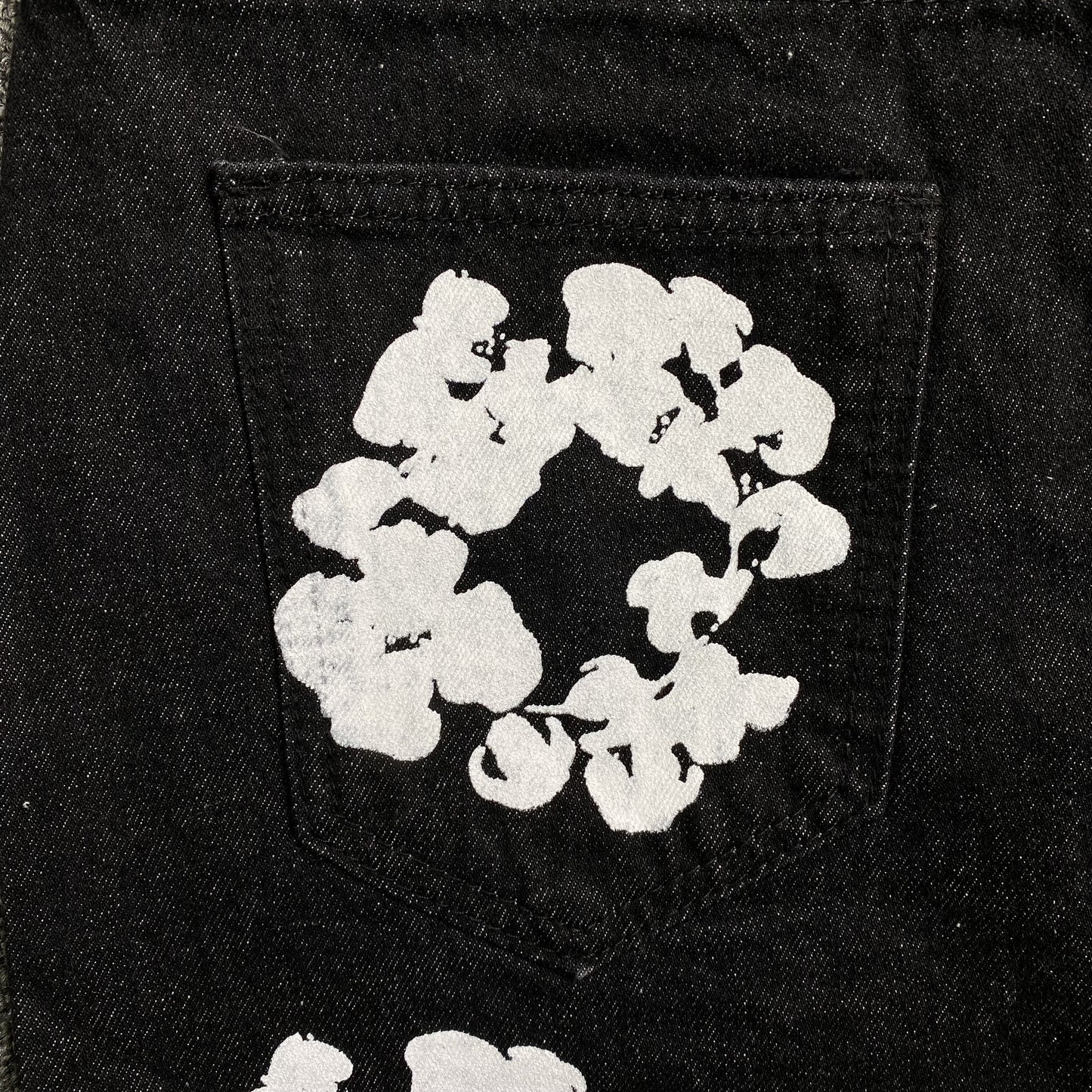 denim-tears-the-cotton-wreath-jean-short-black-5-Drip Store Argentina