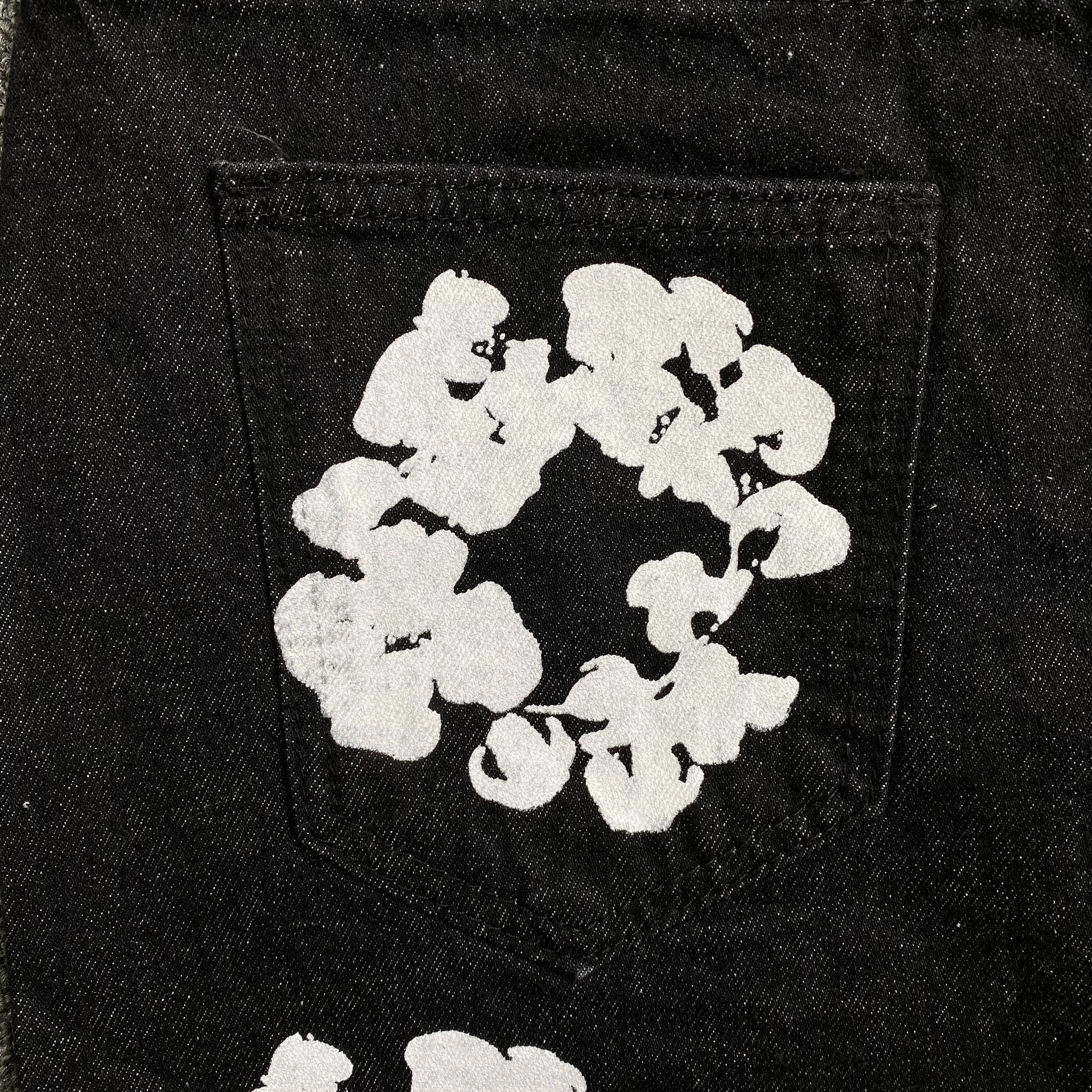 denim-tears-the-cotton-wreath-jean-short-black-5-Drip Store Argentina