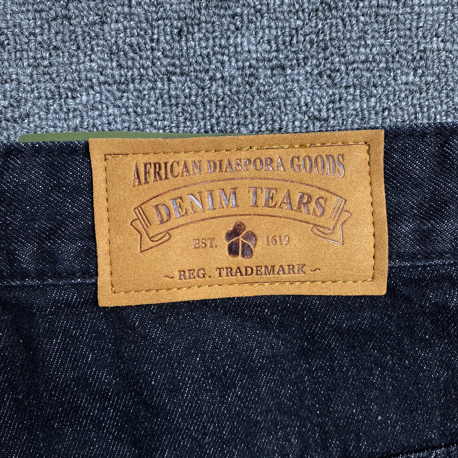 denim-tears-the-cotton-wreath-jean-short-black-6-Drip Store Argentina