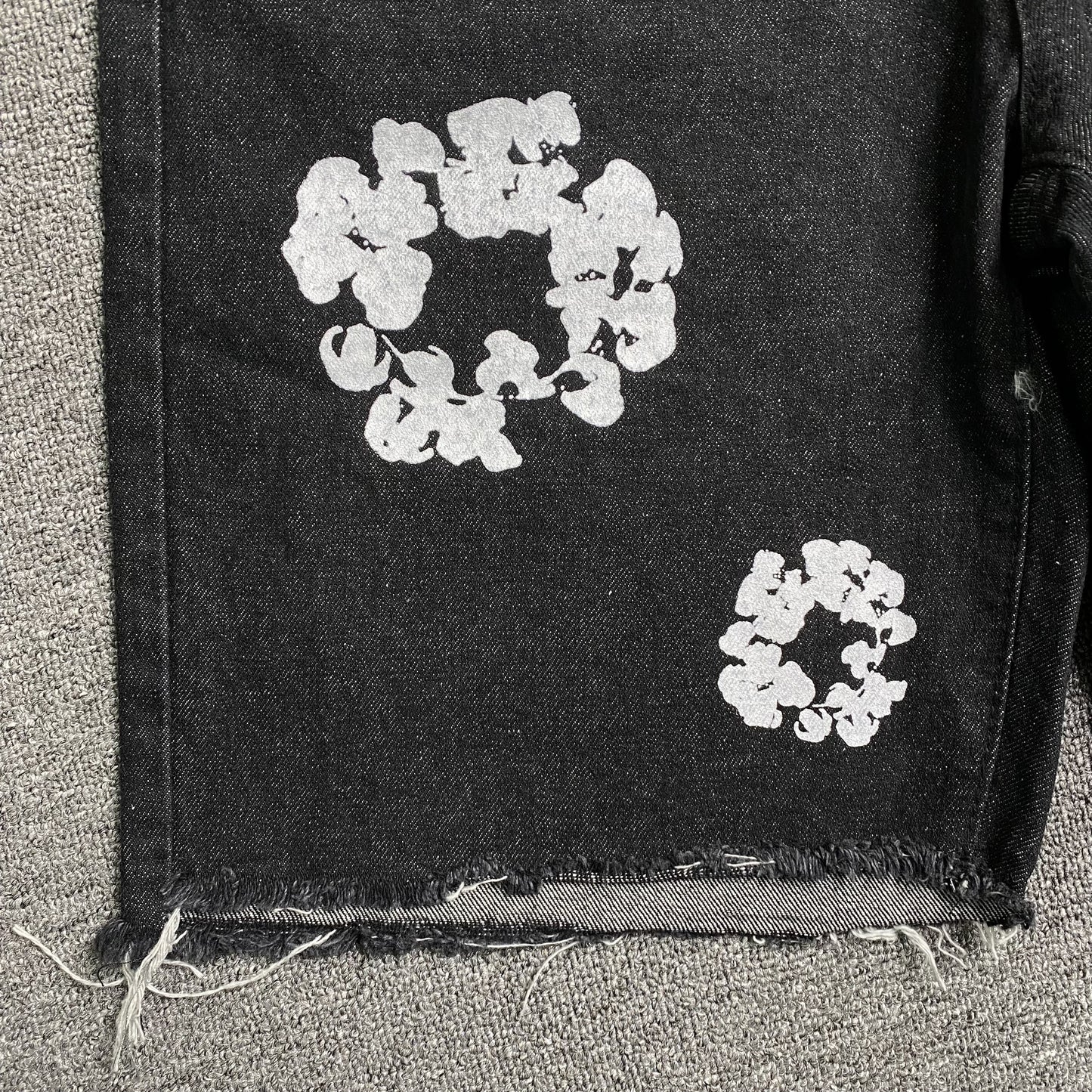 denim-tears-the-cotton-wreath-jean-short-black-7-Drip Store Argentina