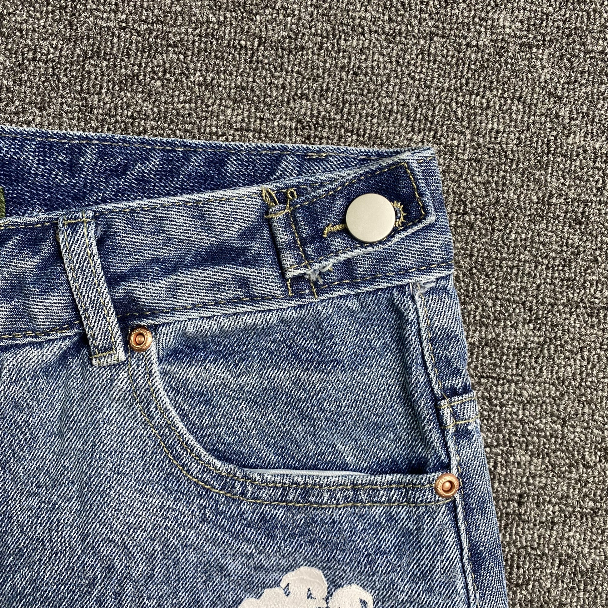 denim-tears-the-cotton-wreath-jean-short-light-blue-4-Drip Store Argentina