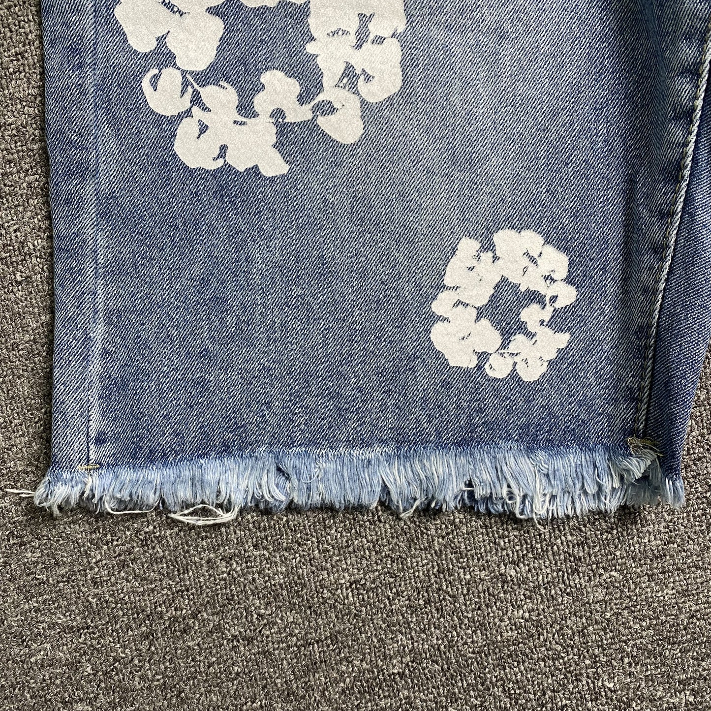 denim-tears-the-cotton-wreath-jean-short-light-blue-7-Drip Store Argentina