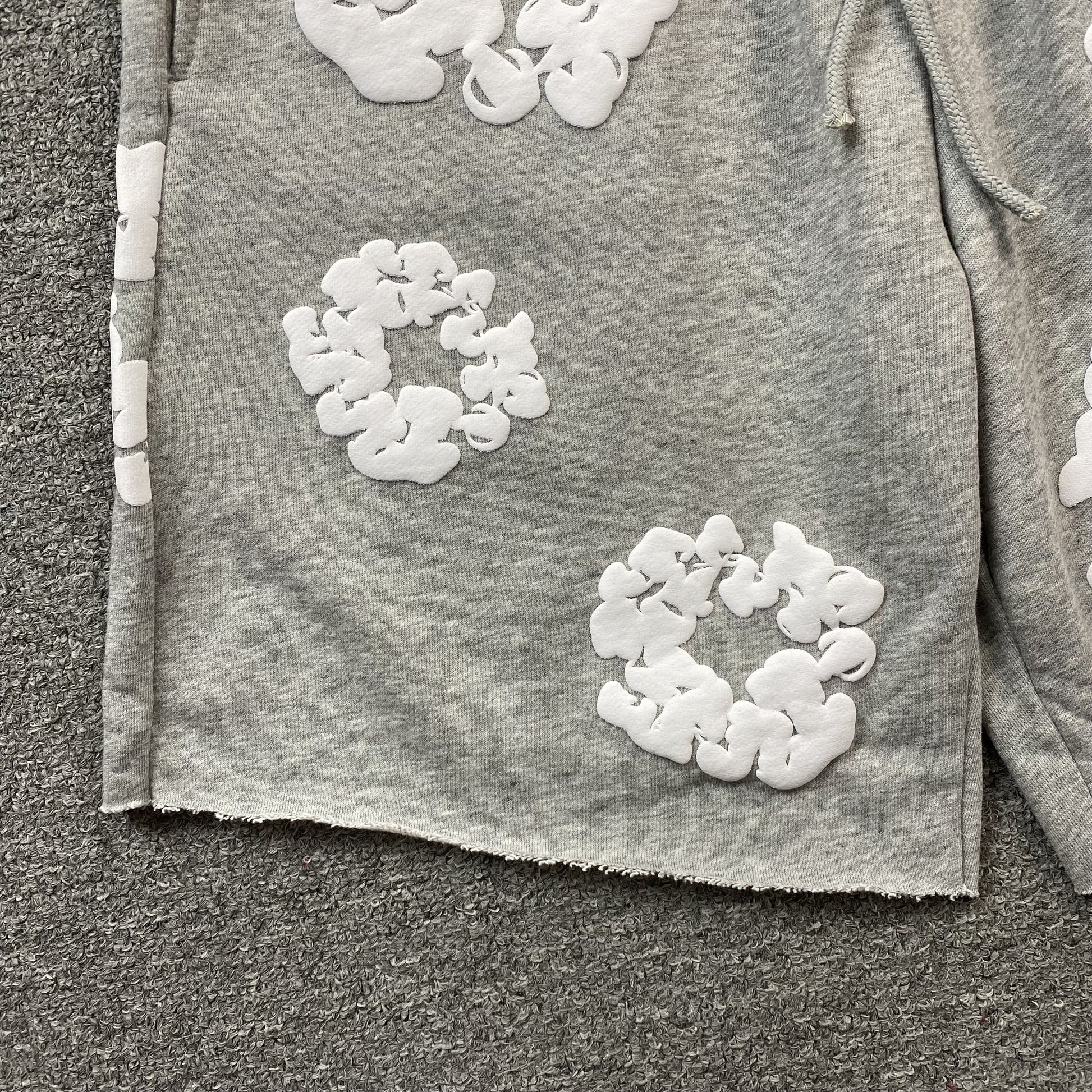 denim-tears-the-cotton-wreath-shorts-grey-3-Drip Store Argentina