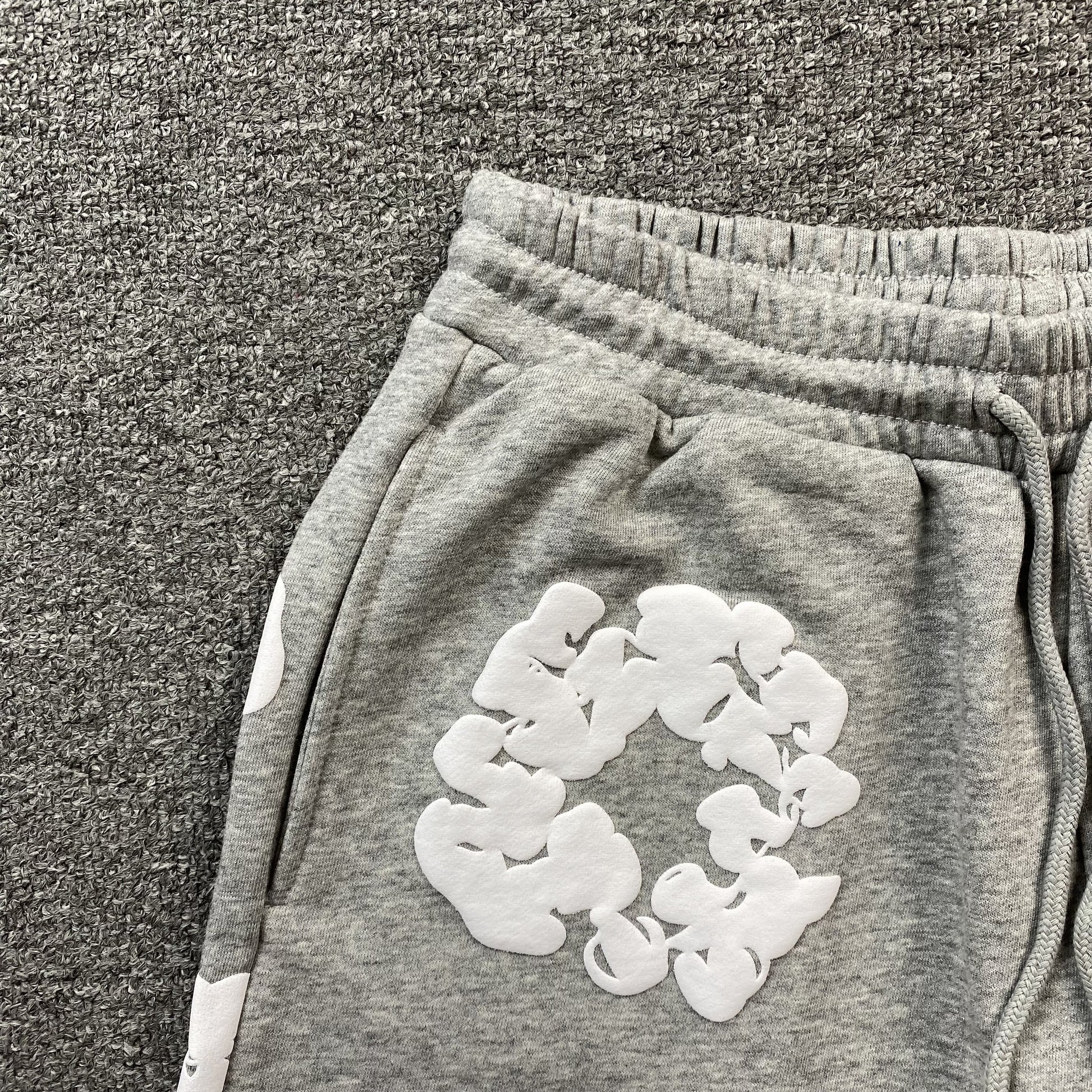 denim-tears-the-cotton-wreath-shorts-grey-4-Drip Store Argentina