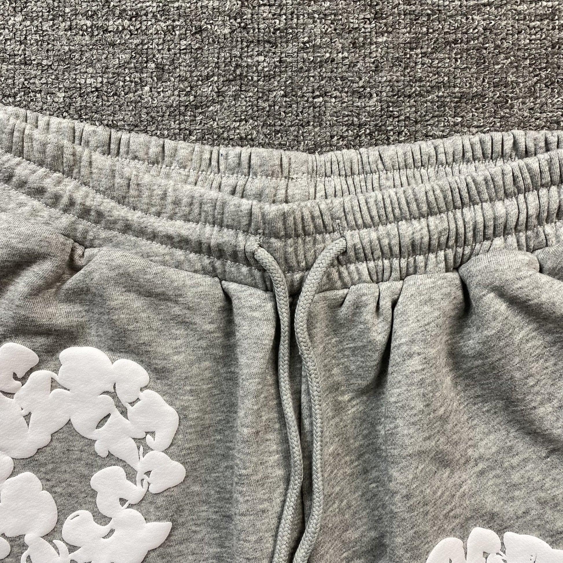 denim-tears-the-cotton-wreath-shorts-grey-5-Drip Store Argentina