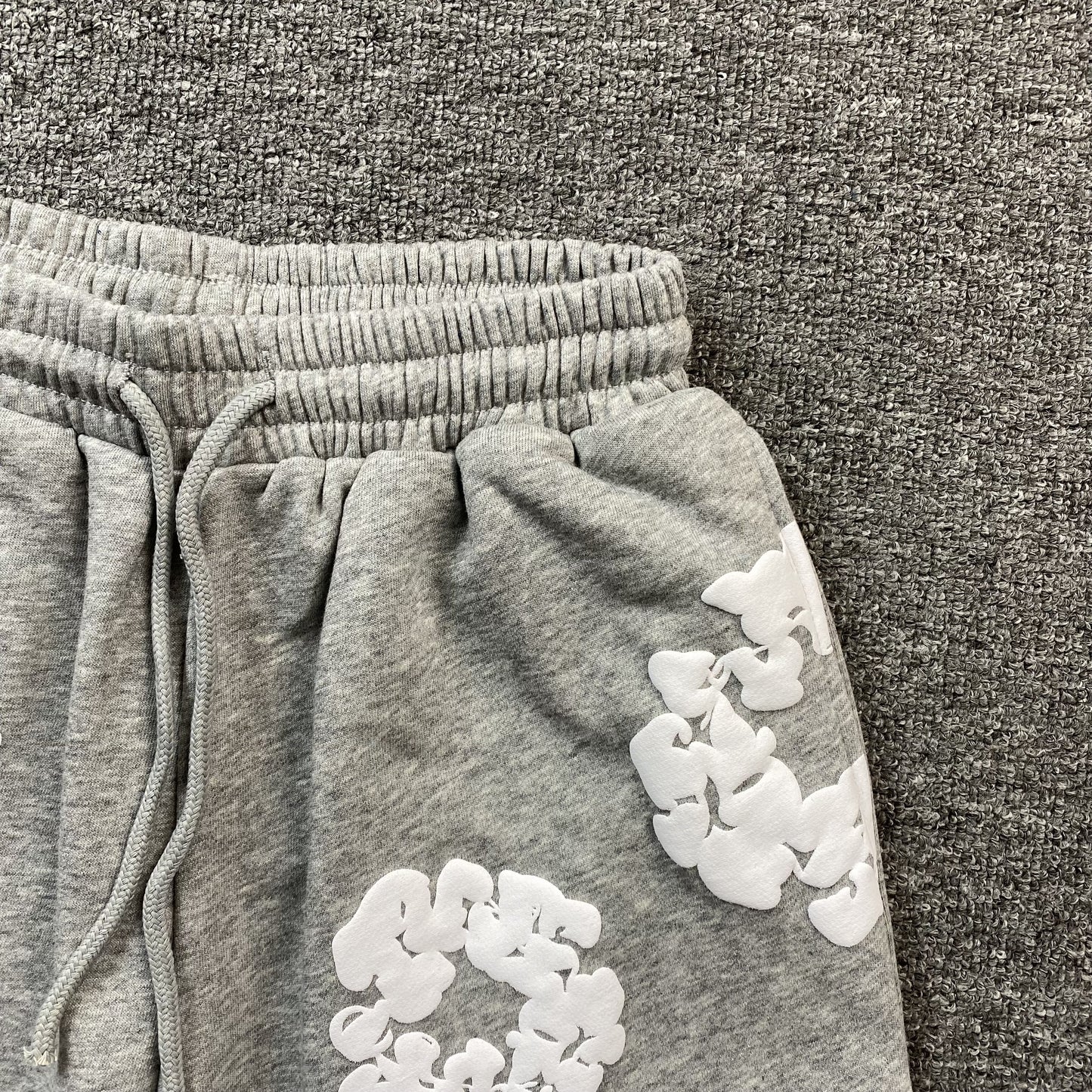 denim-tears-the-cotton-wreath-shorts-grey-6-Drip Store Argentina