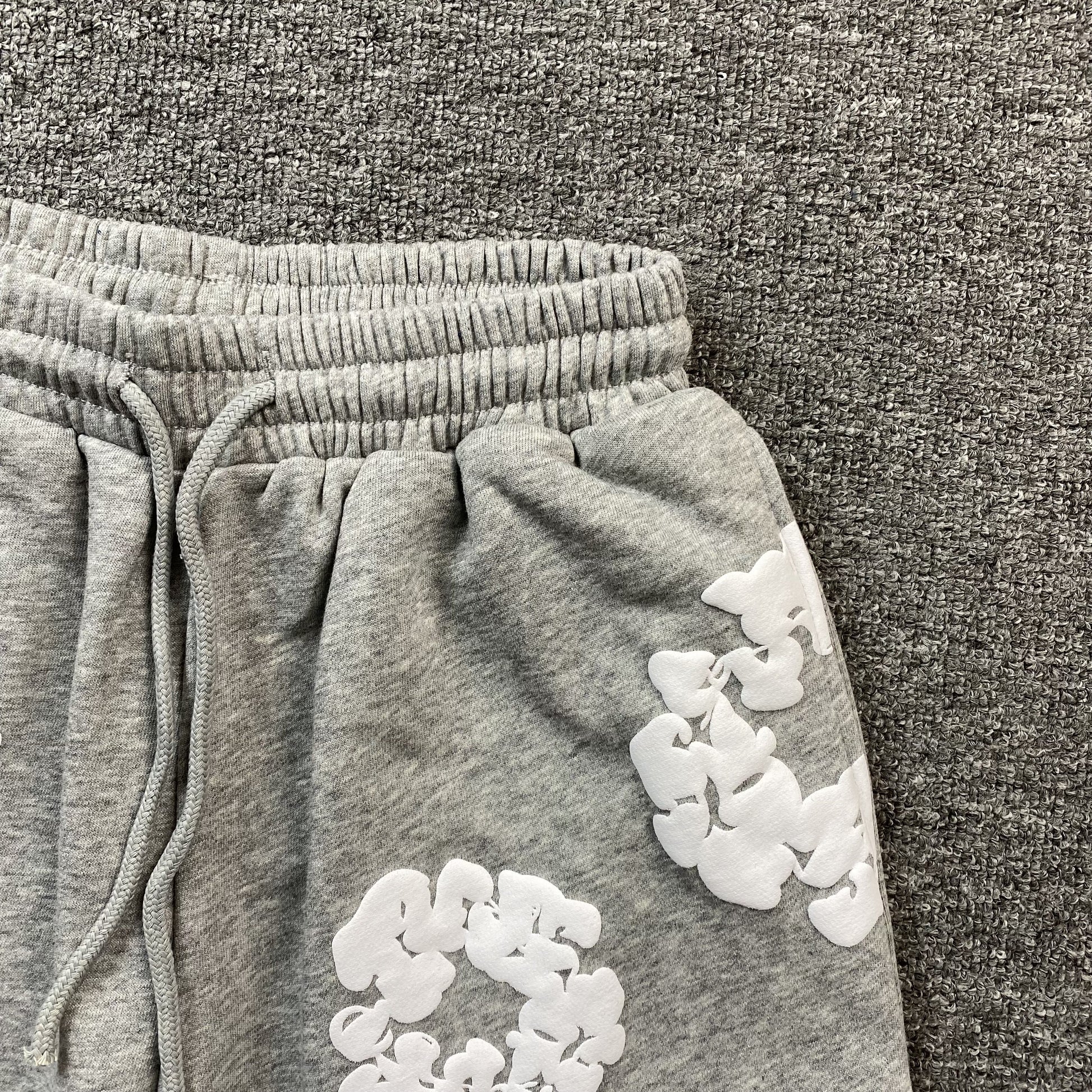 denim-tears-the-cotton-wreath-shorts-grey-6-Drip Store Argentina