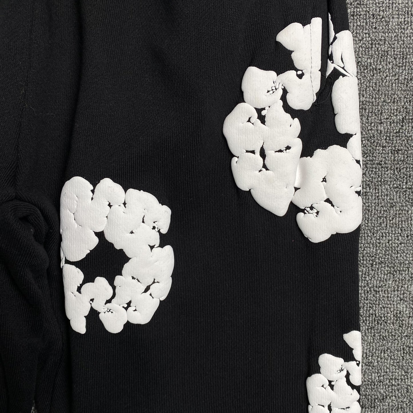 denim-tears-the-cotton-wreath-sweatpants-black-4-Drip Store Argentina