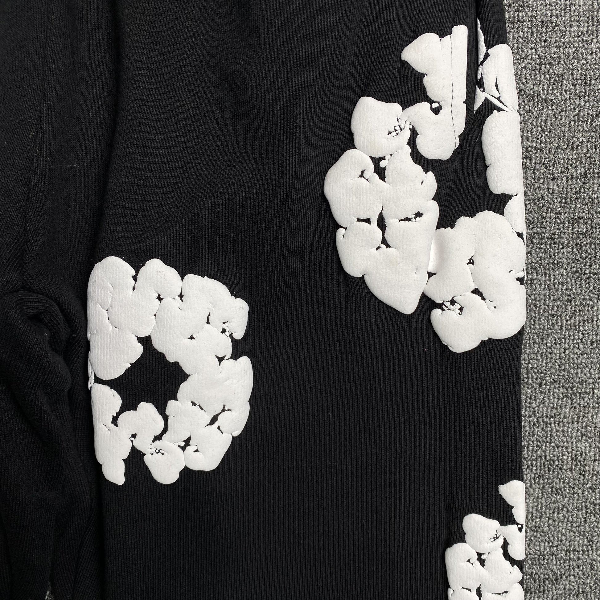 denim-tears-the-cotton-wreath-sweatpants-black-4-Drip Store Argentina