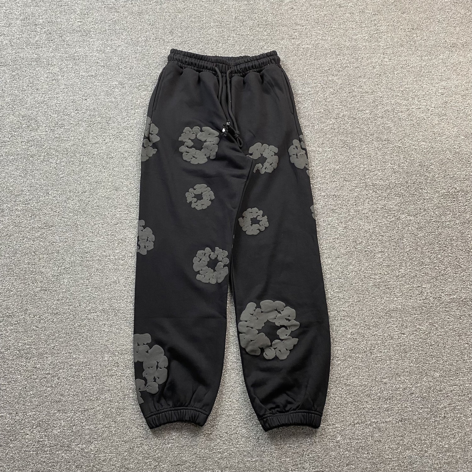 denim-tears-the-cotton-wreath-sweatpants-monochrome-Drip Store Argentina