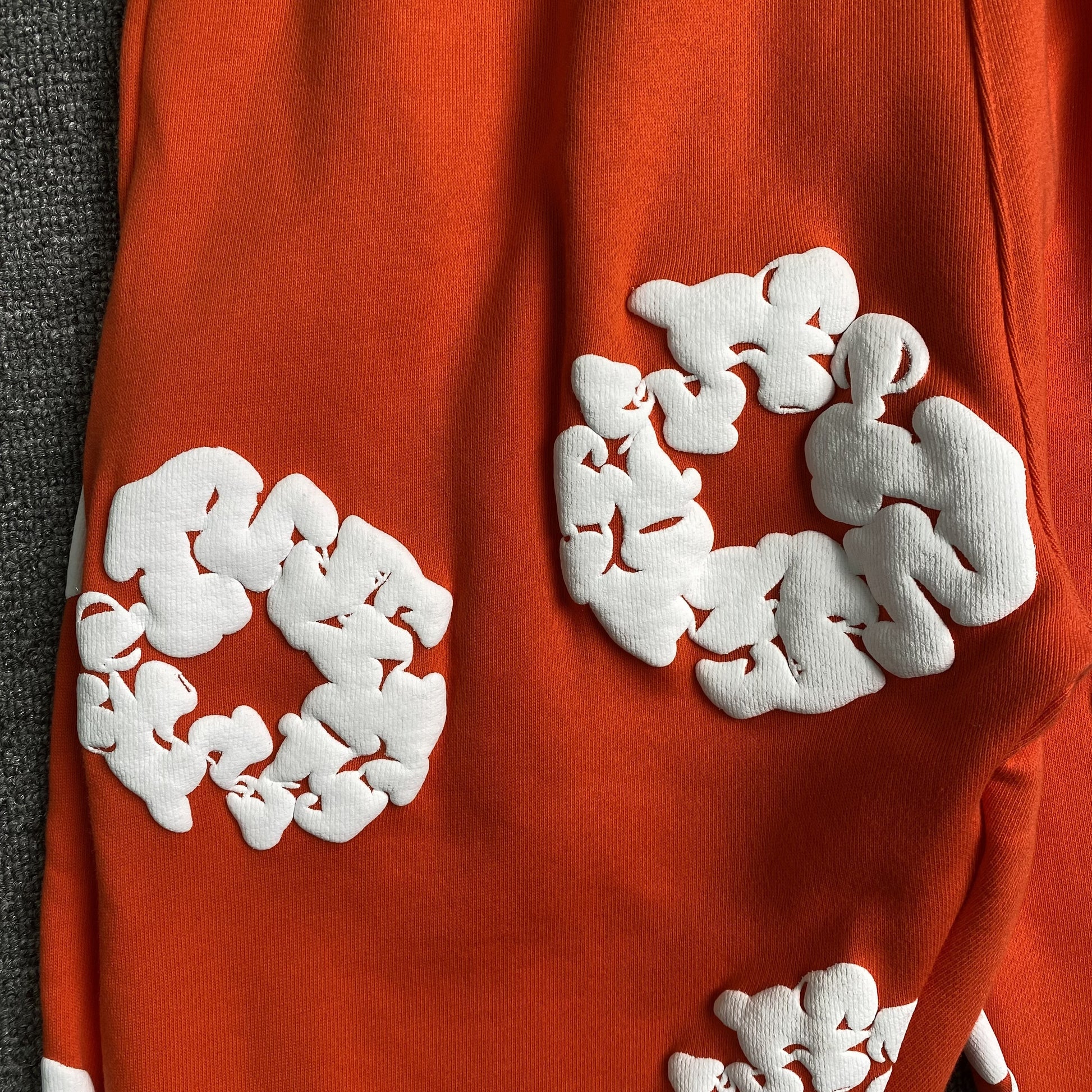 denim-tears-the-cotton-wreath-sweatpants-orange-3-Drip Store Argentina