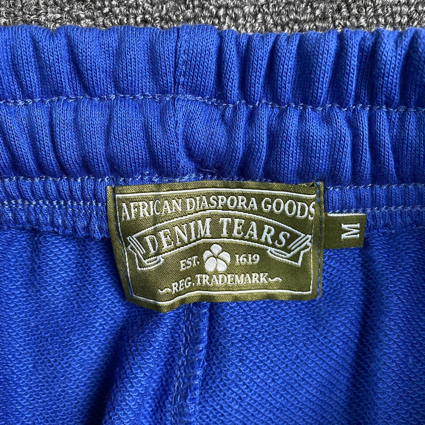 denim-tears-the-cotton-wreath-sweatpants-royal-blue-4-Drip Store Argentina