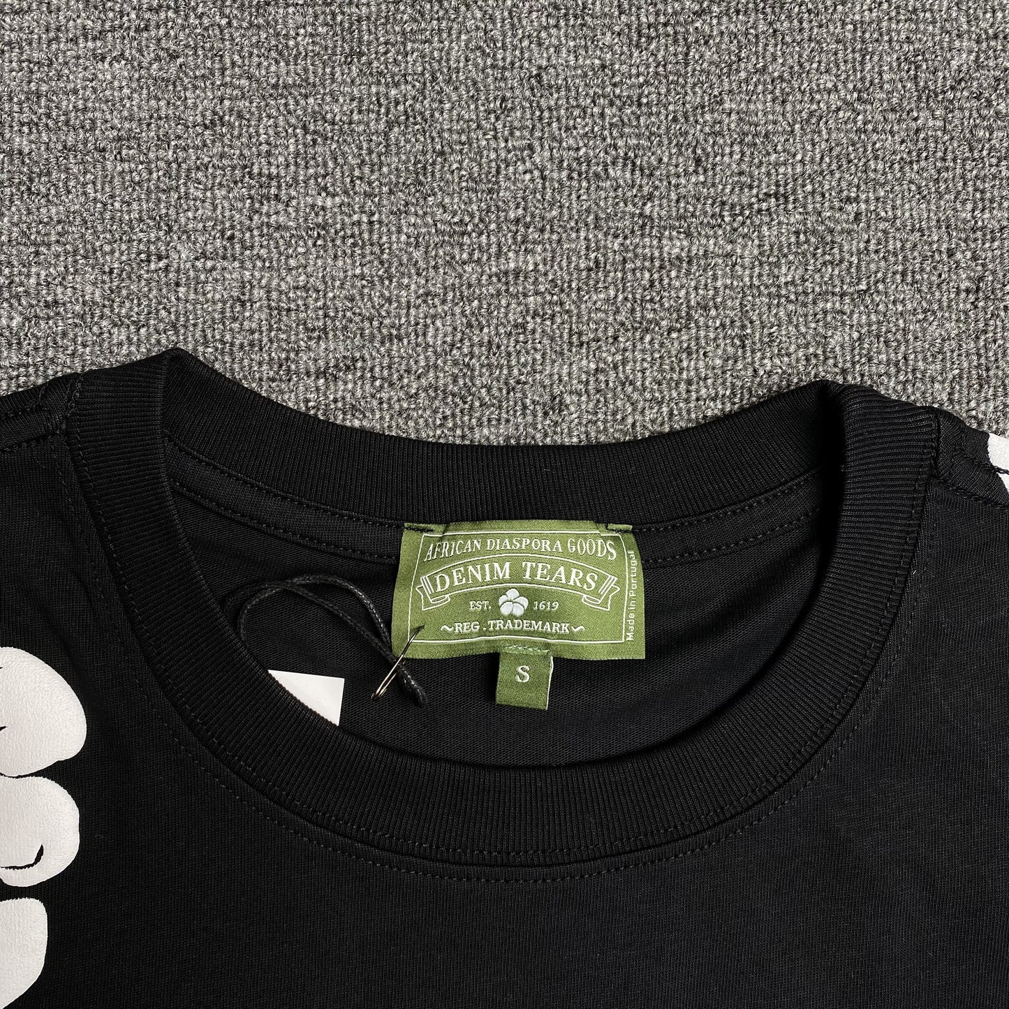 denim-tears-the-cotton-wreath-tee-black-4-Drip Store Argentina