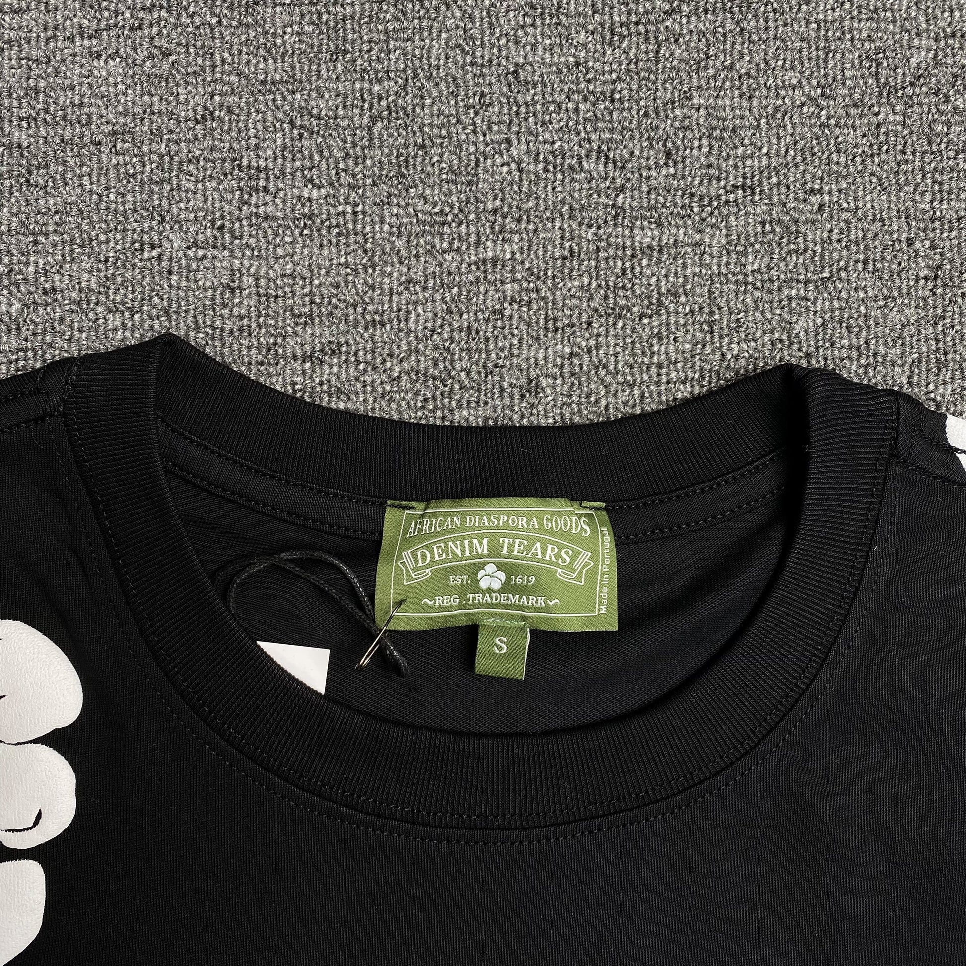 denim-tears-the-cotton-wreath-tee-black-4-Drip Store Argentina