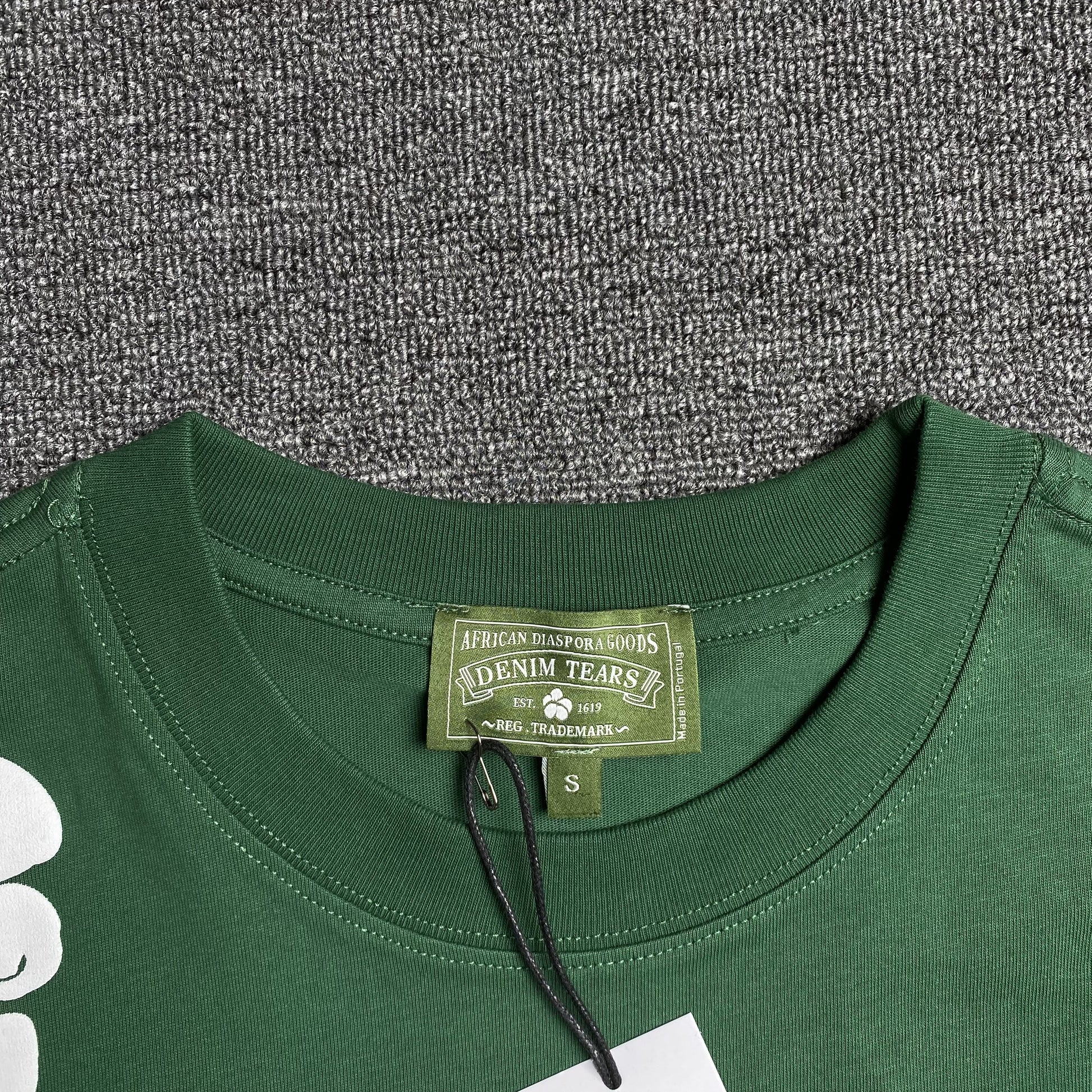 denim-tears-the-cotton-wreath-tee-green-3-Drip Store Argentina