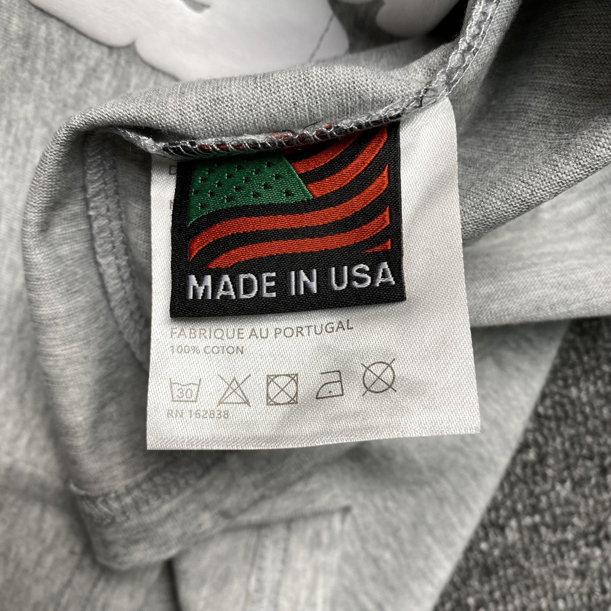 denim-tears-the-cotton-wreath-tee-grey-8-Drip Store Argentina