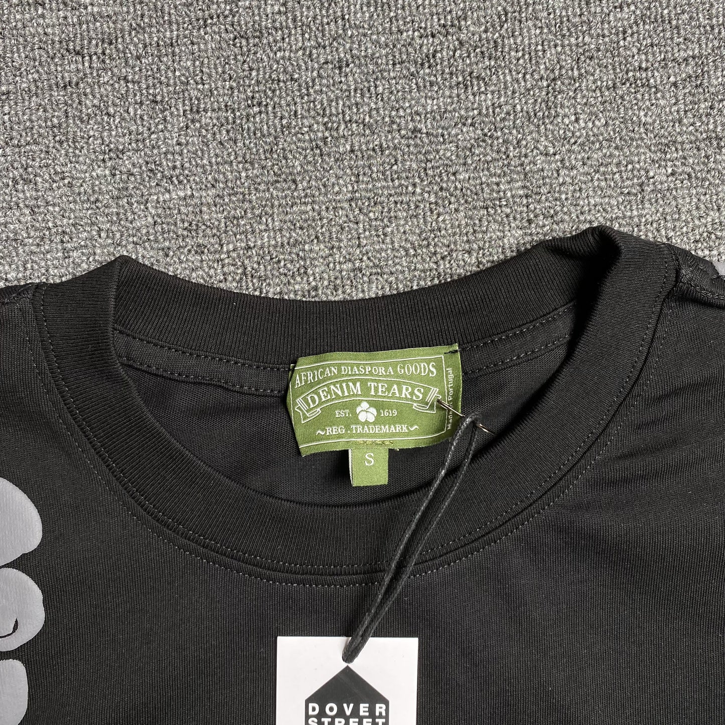 denim-tears-the-cotton-wreath-tee-monochromatic-4-Drip Store Argentina