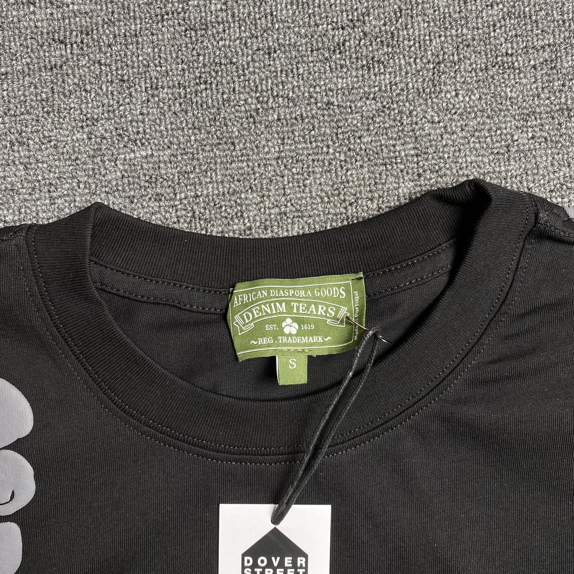 denim-tears-the-cotton-wreath-tee-monochromatic-4-Drip Store Argentina