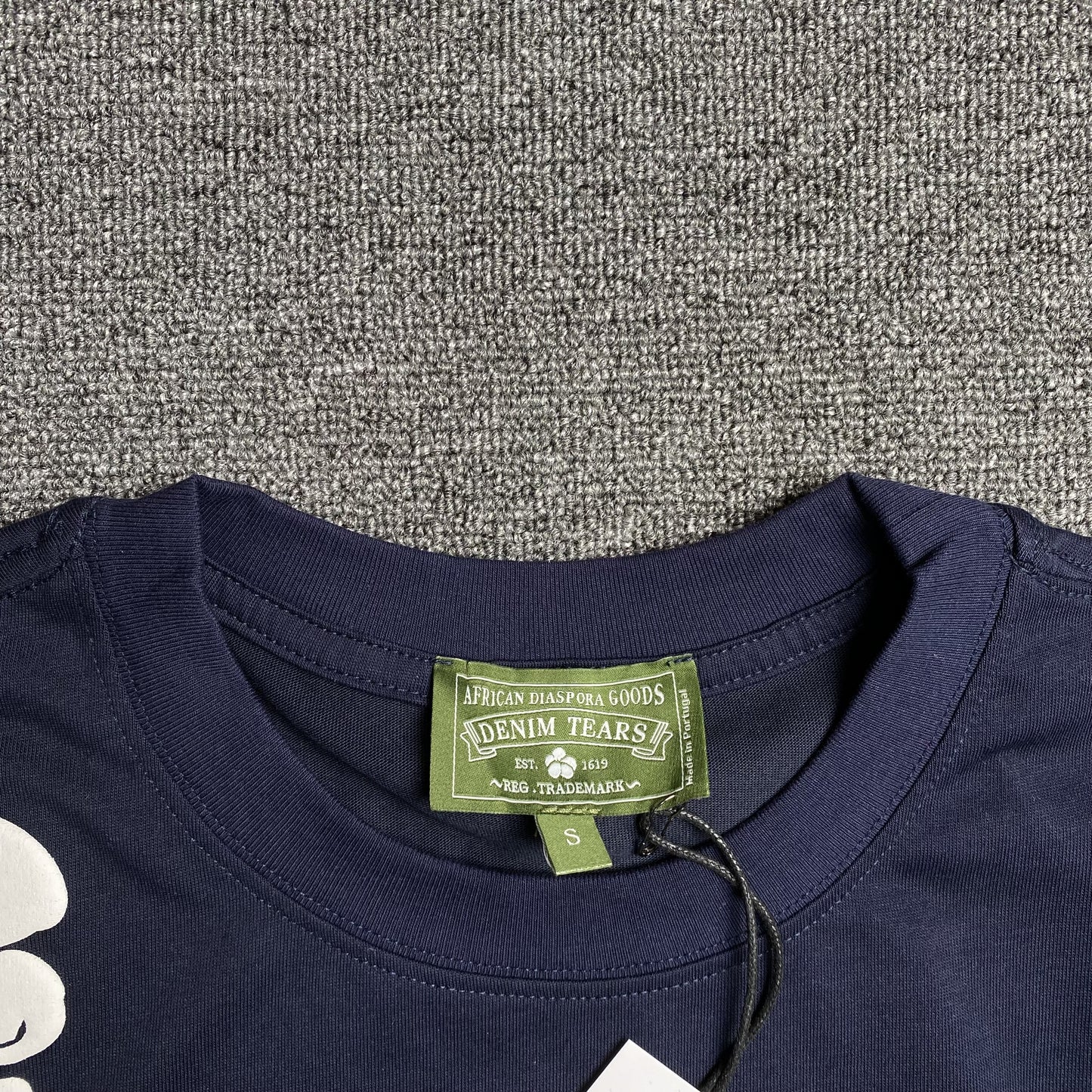 denim-tears-the-cotton-wreath-tee-navy-4-Drip Store Argentina