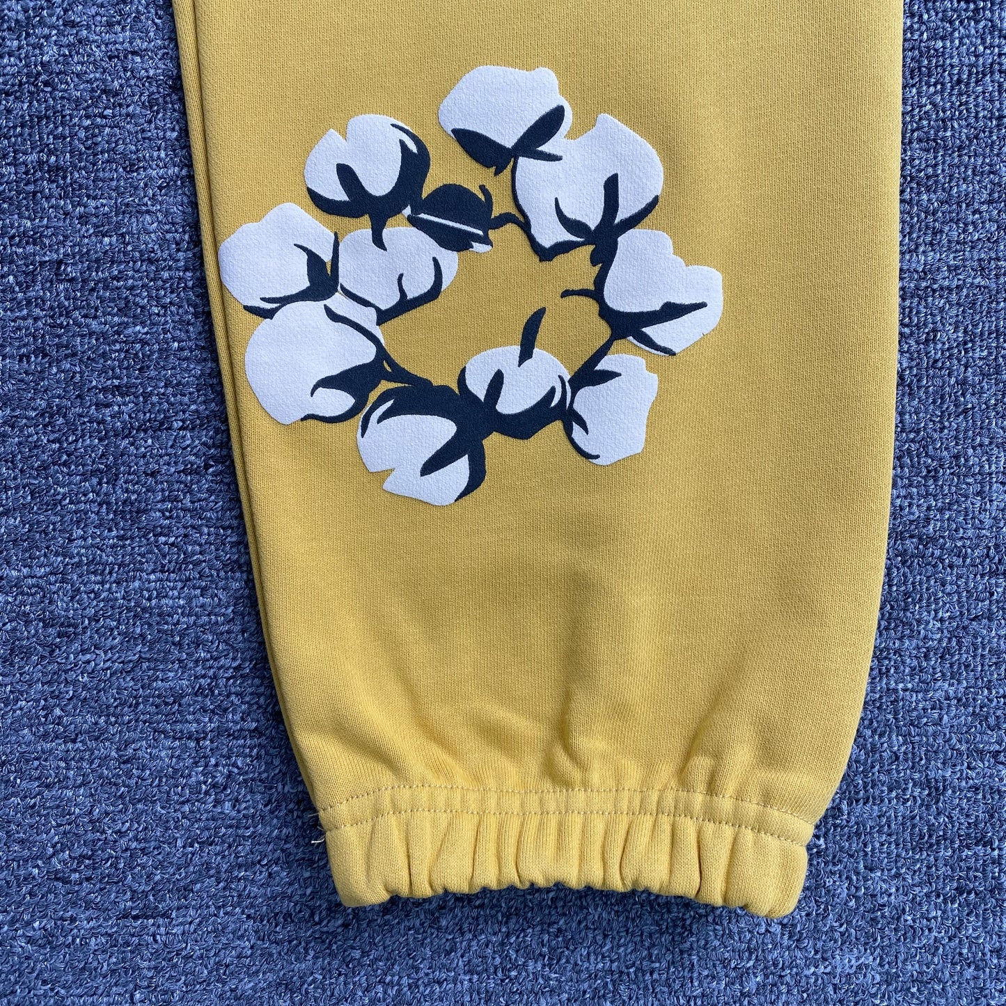 denim-tears-x-cpfm-cactus-tears-wreath-pants-yellow-4-Drip Store Argentina