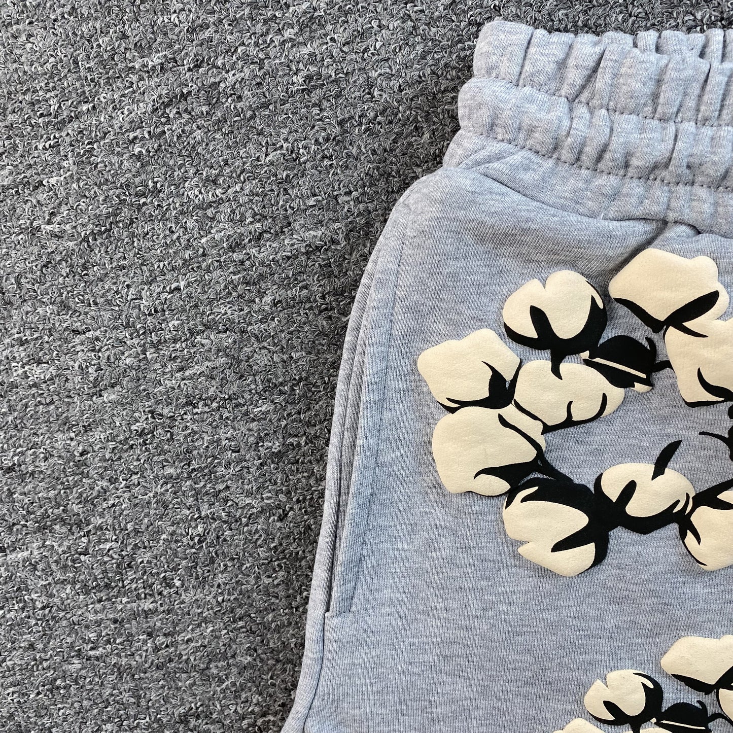 denim-tears-x-cpfm-cactus-tears-wreath-shorts-grey-6-Drip Store Argentina