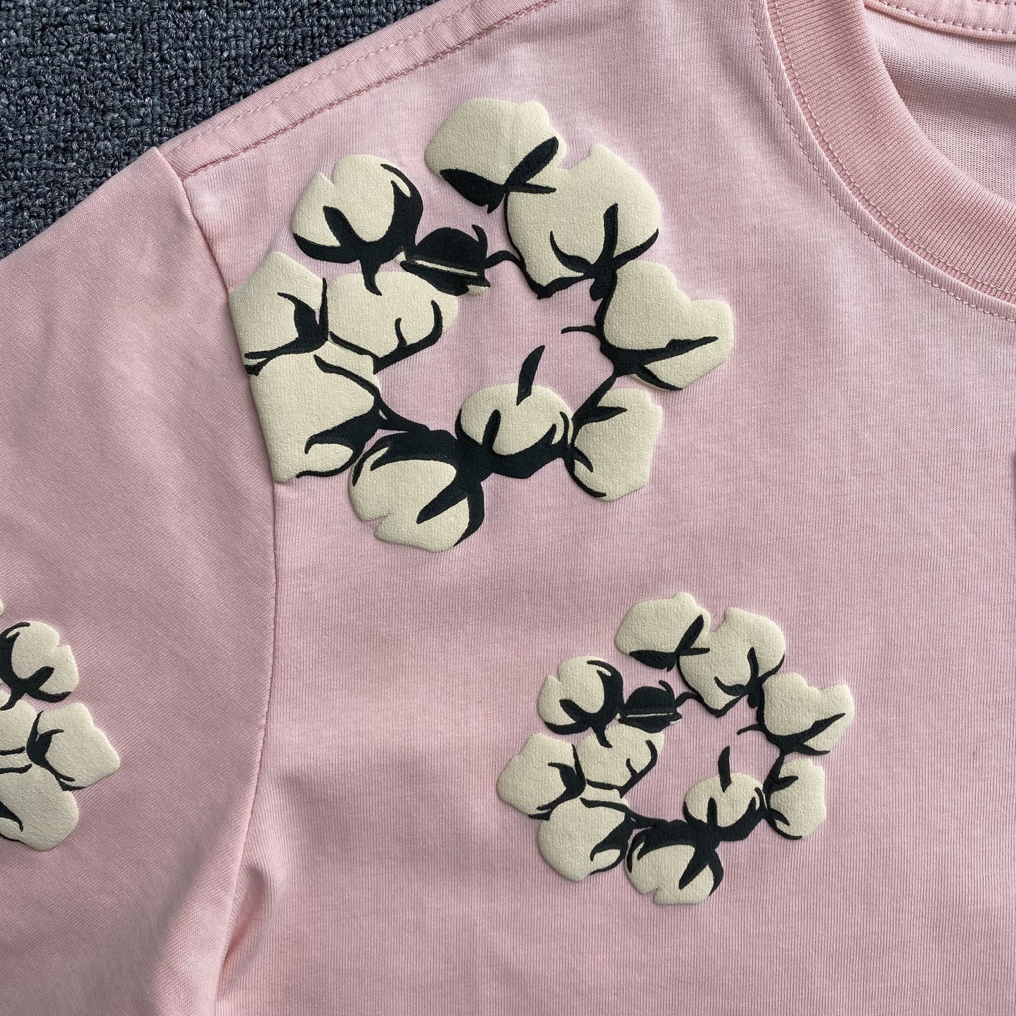 denim-tears-x-cpfm-cactus-tears-wreath-tee-pink-4-Drip Store Argentina