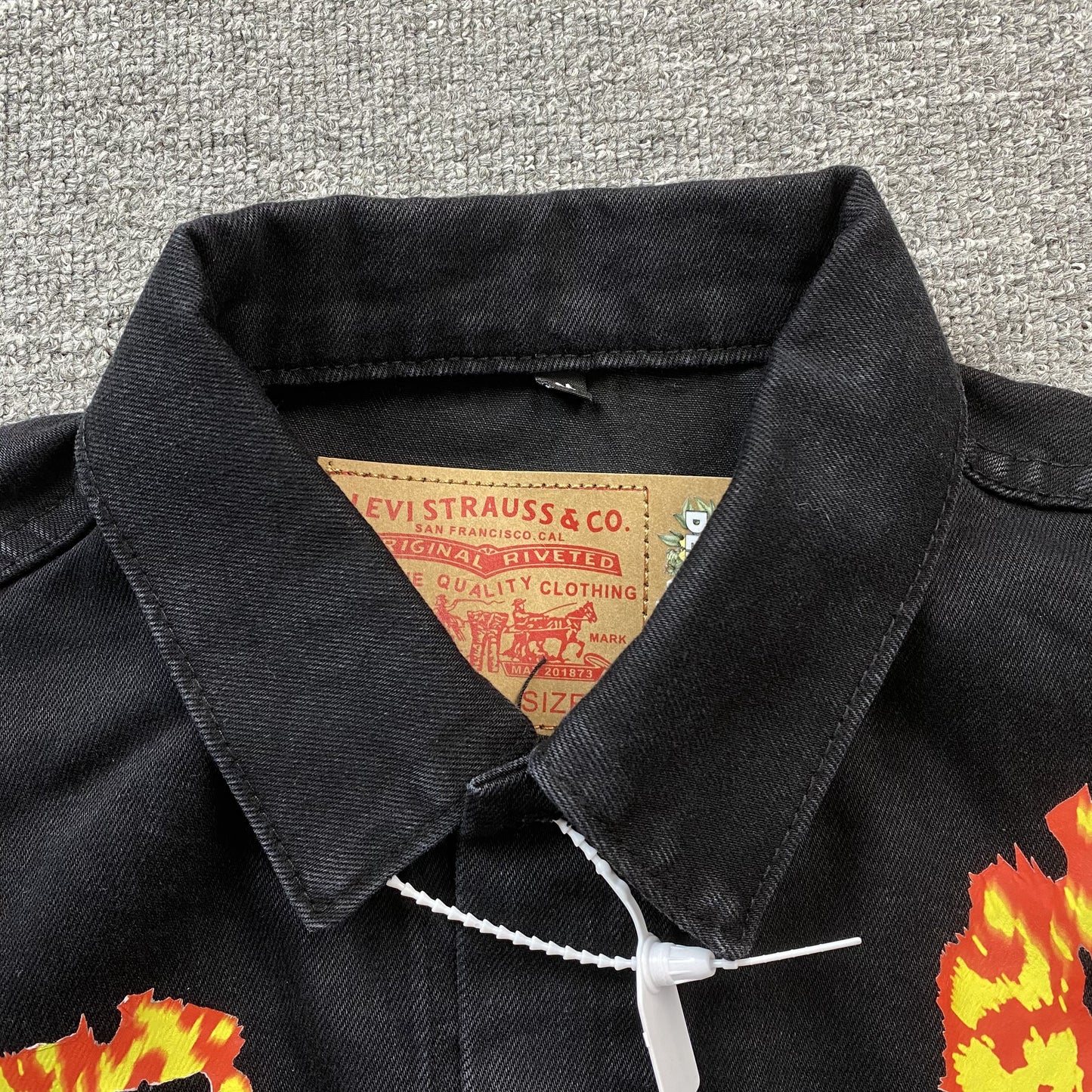 denim-tears-x-offset-wreath-denim-jacket-black-11-Drip Store Argentina