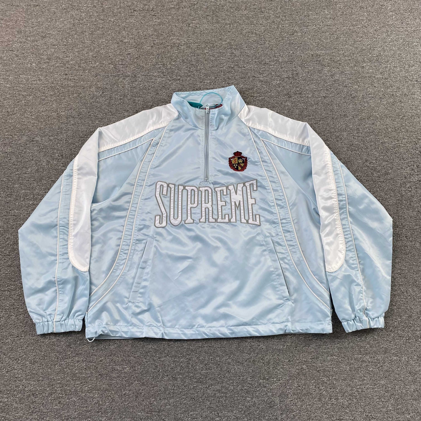 Campera Supreme Satin Piping Pullover Celeste