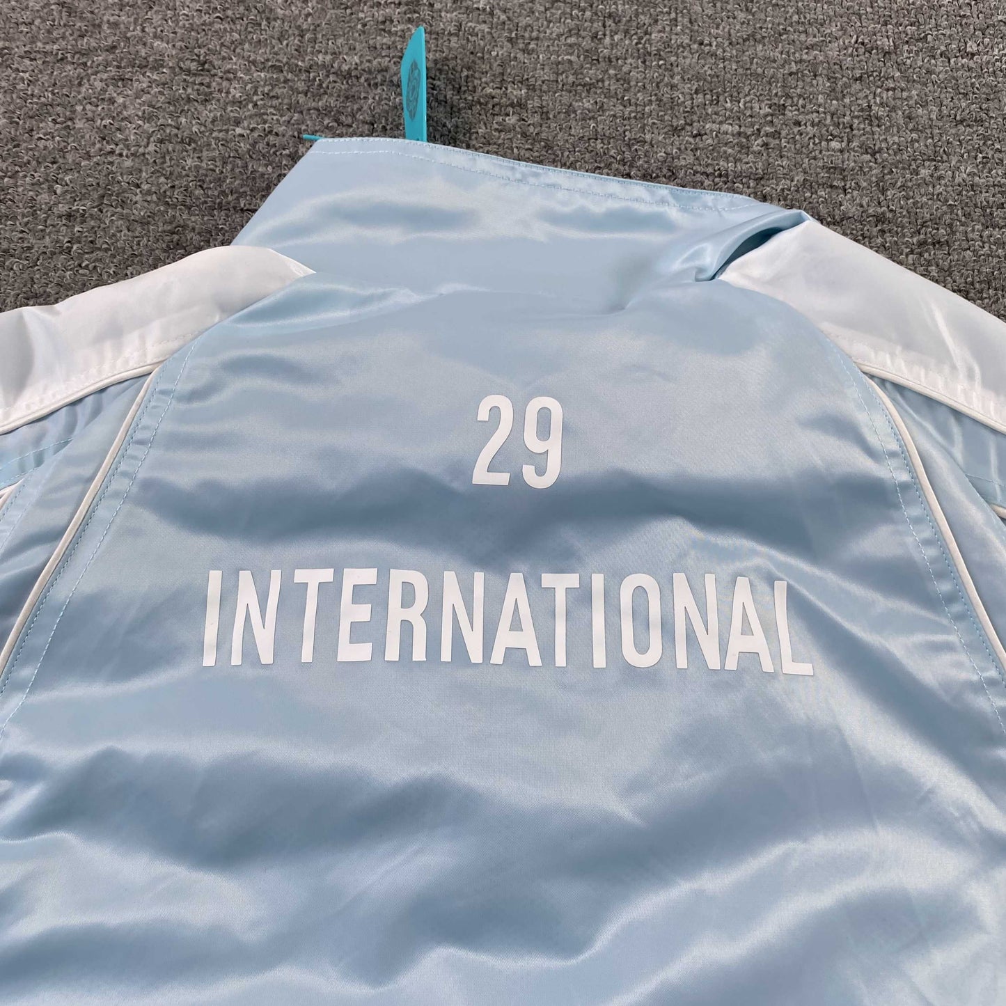 Campera Supreme Satin Piping Pullover Celeste