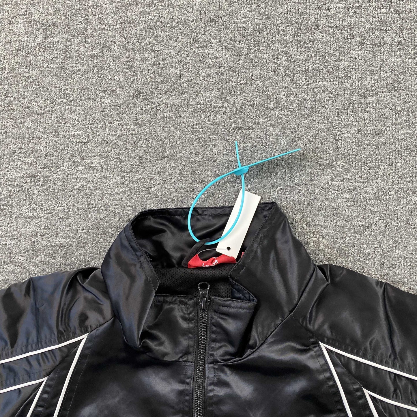 Campera Supreme Satin Piping Pullover Negra