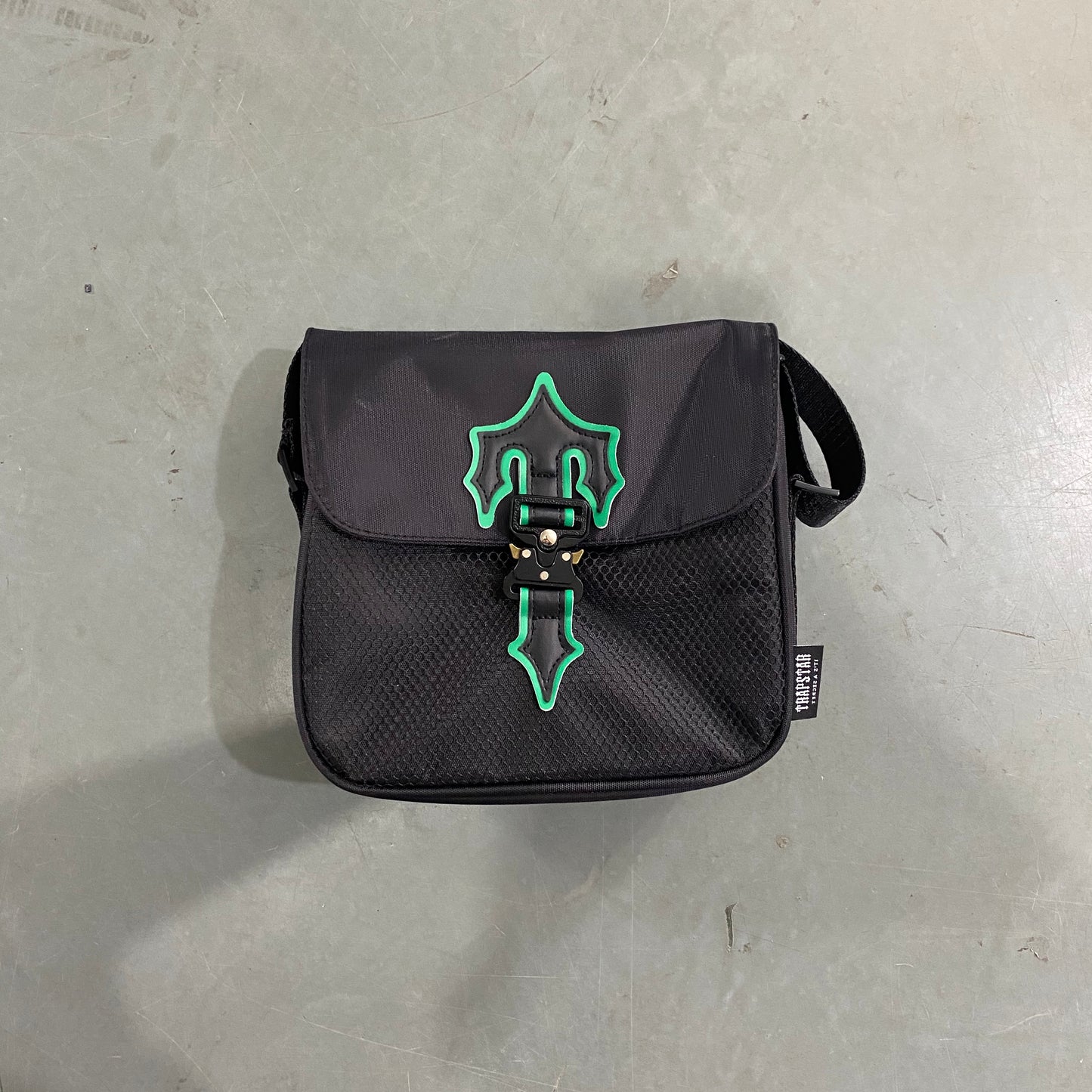 TRAPSTAR IRONGATE 1.0 CROSSBODY BAG BLACK GREEN