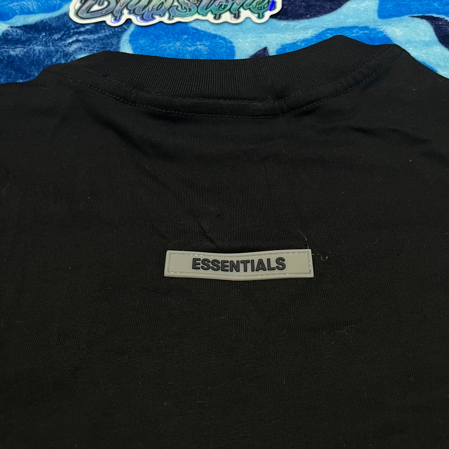 fear-of-god-essentials-boxy-t-shirt-applique-logo-black-7-Drip Store Argentina