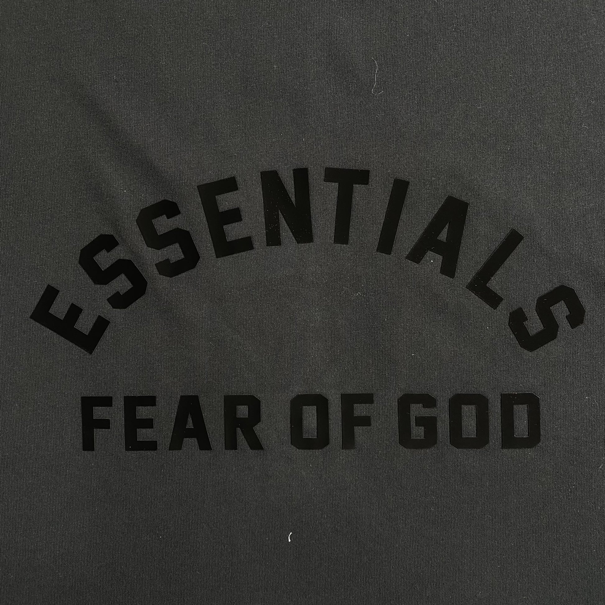 fear-of-god-essentials-arch-logo-tee-jet-black-2-Drip Store Argentina