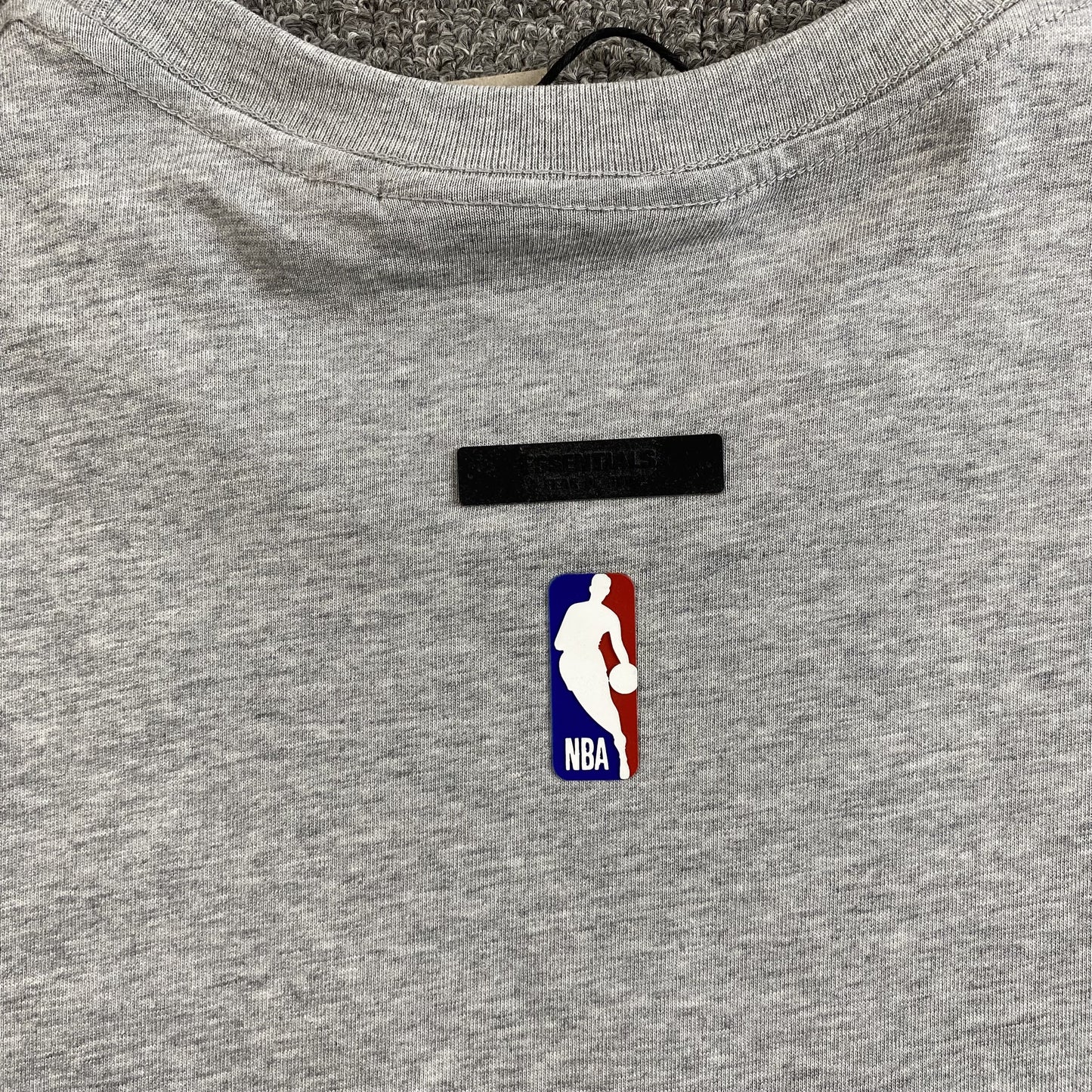 fear-of-god-essentials-heat-tee-grey-4-Drip Store Argentina