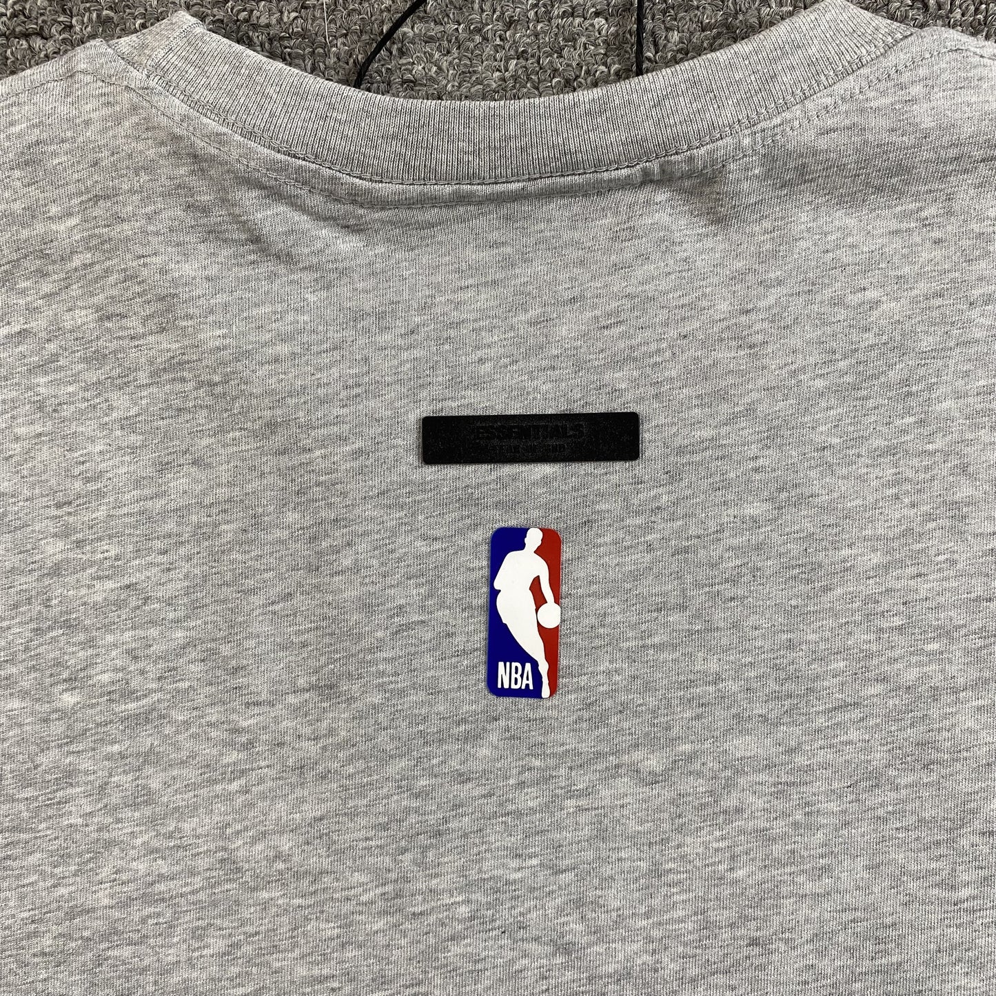 fear-of-god-essentials-knicks-tee-grey-4-Drip Store Argentina