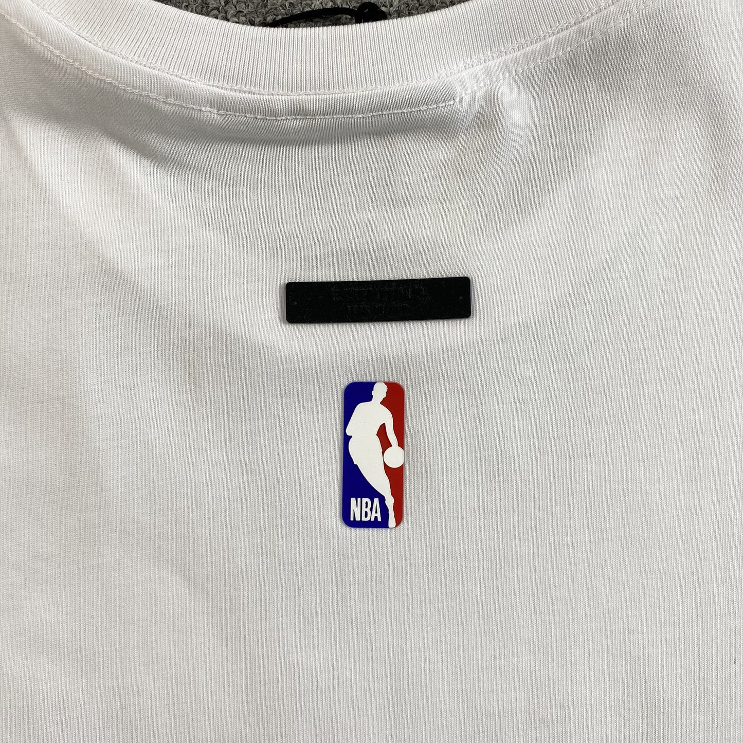 fear-of-god-essentials-knicks-tee-white-4-Drip Store Argentina