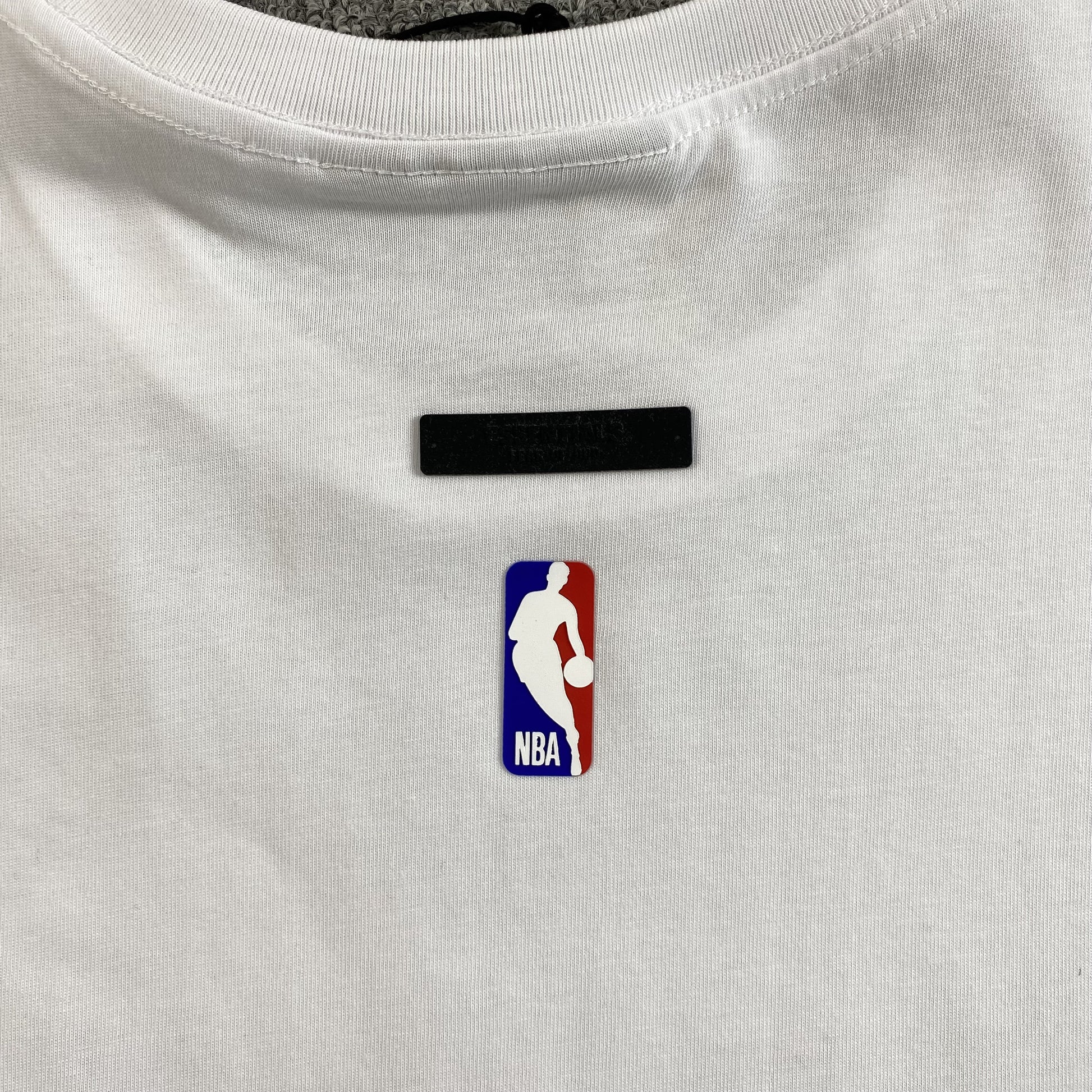 fear-of-god-essentials-knicks-tee-white-4-Drip Store Argentina