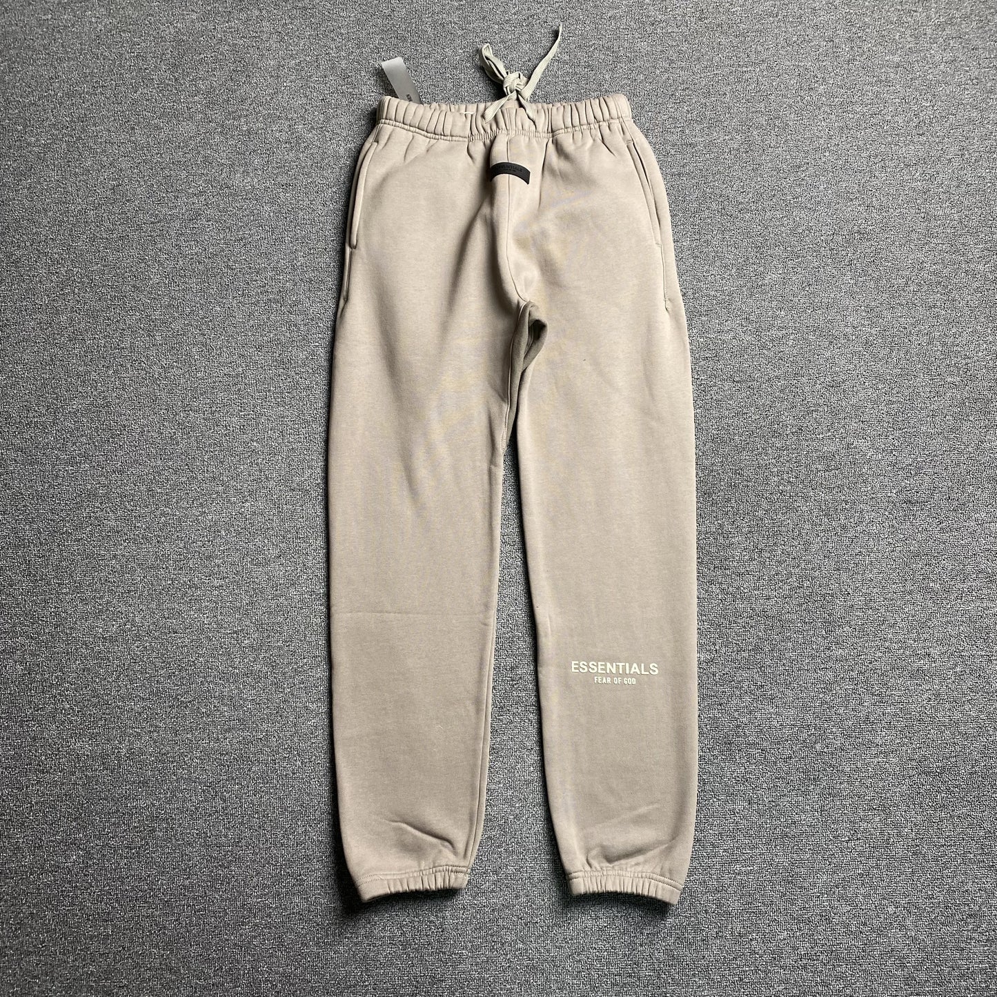 Pantalón Fear of God Essentials Desert Taupe