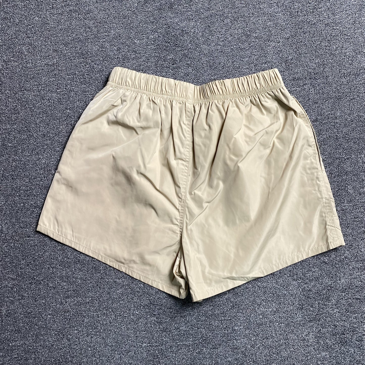 fear-of-god-essentials-running-nylon-short-egg-shell-2-Drip Store Argentina
