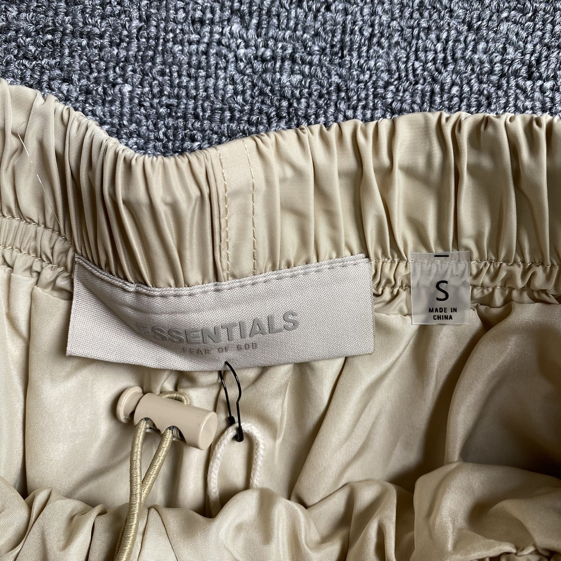 fear-of-god-essentials-running-nylon-short-egg-shell-4-Drip Store Argentina