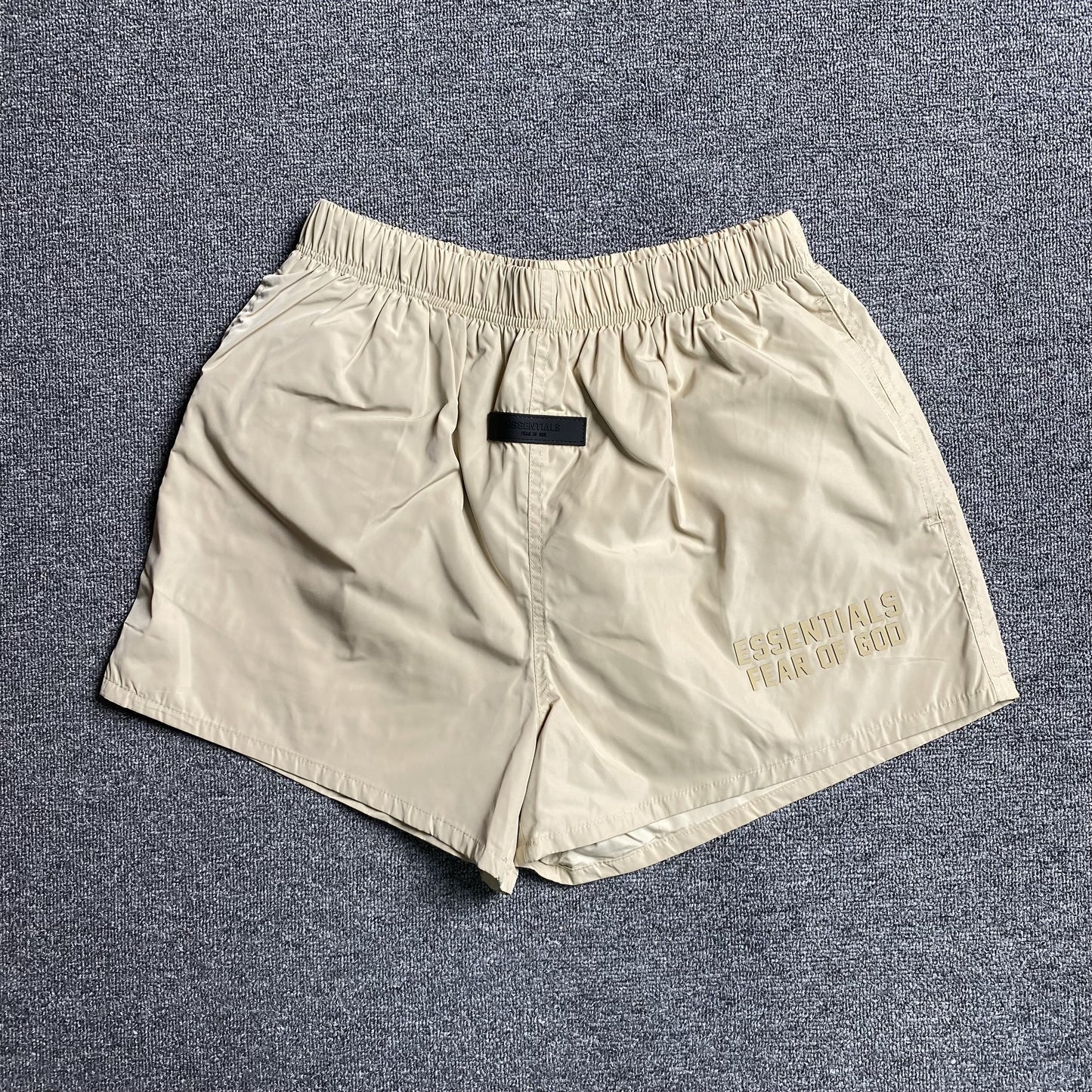 fear-of-god-essentials-running-nylon-short-egg-shell-Drip Store Argentina