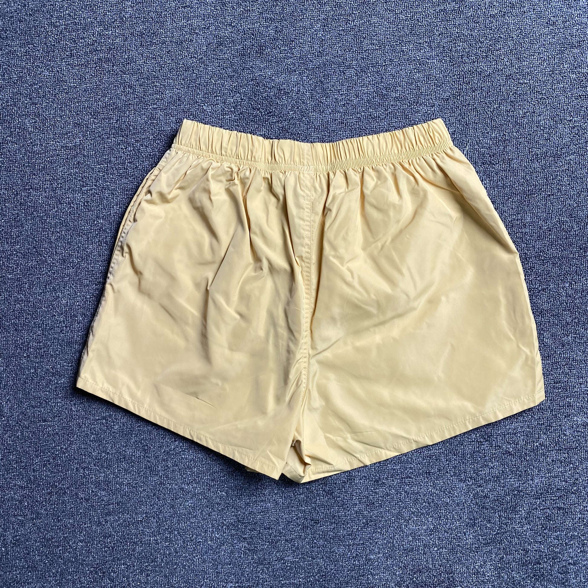 fear-of-god-essentials-running-nylon-short-light-tuscan-2-Drip Store Argentina