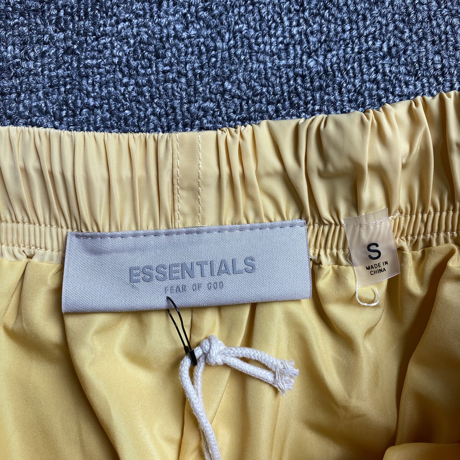 fear-of-god-essentials-running-nylon-short-light-tuscan-4-Drip Store Argentina