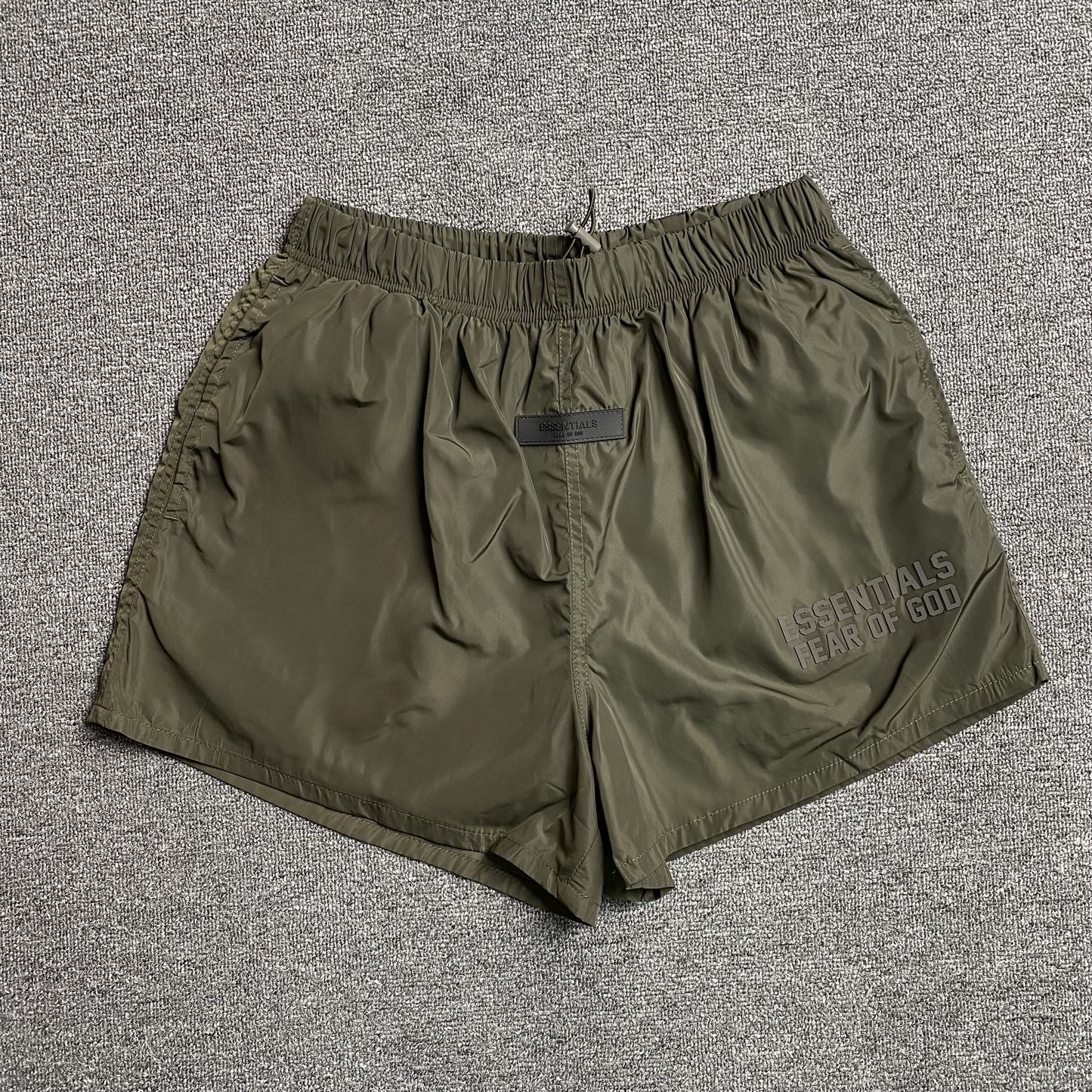 fear-of-god-essentials-running-nylon-short-off-black-Drip Store Argentina