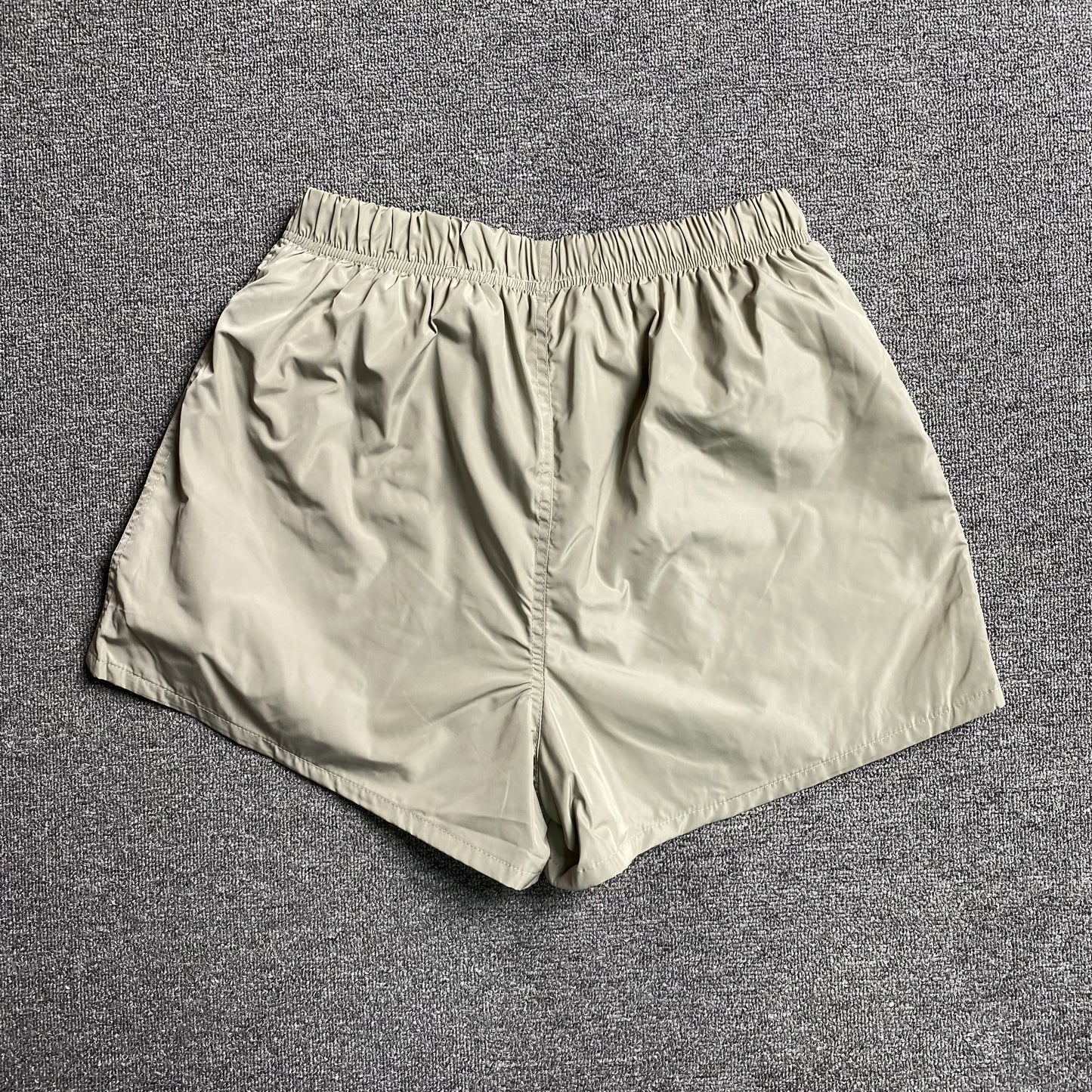 fear-of-god-essentials-running-nylon-short-smoke-2-Drip Store Argentina