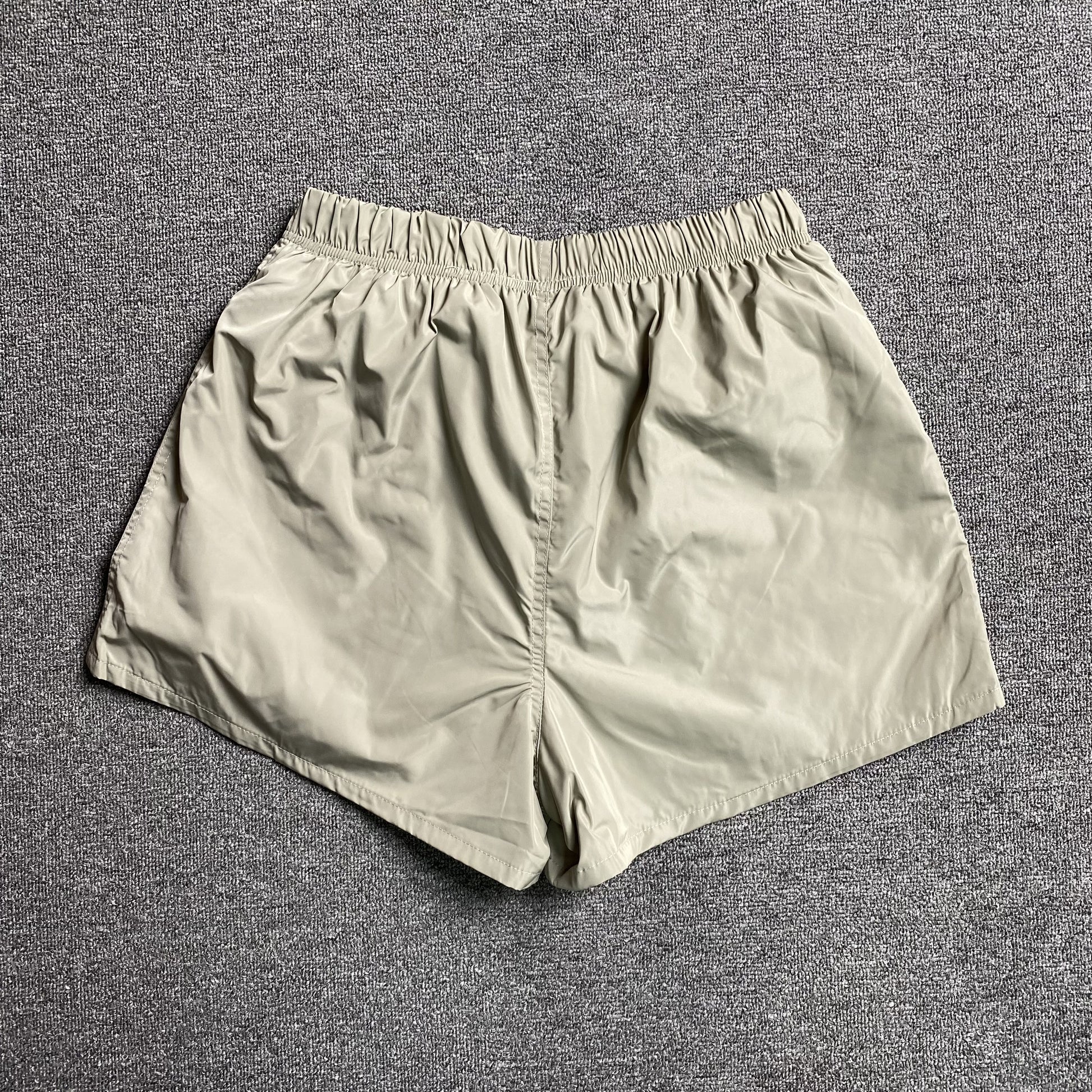 fear-of-god-essentials-running-nylon-short-smoke-2-Drip Store Argentina