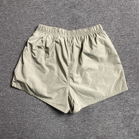 fear-of-god-essentials-running-nylon-short-smoke-2-Drip Store Argentina