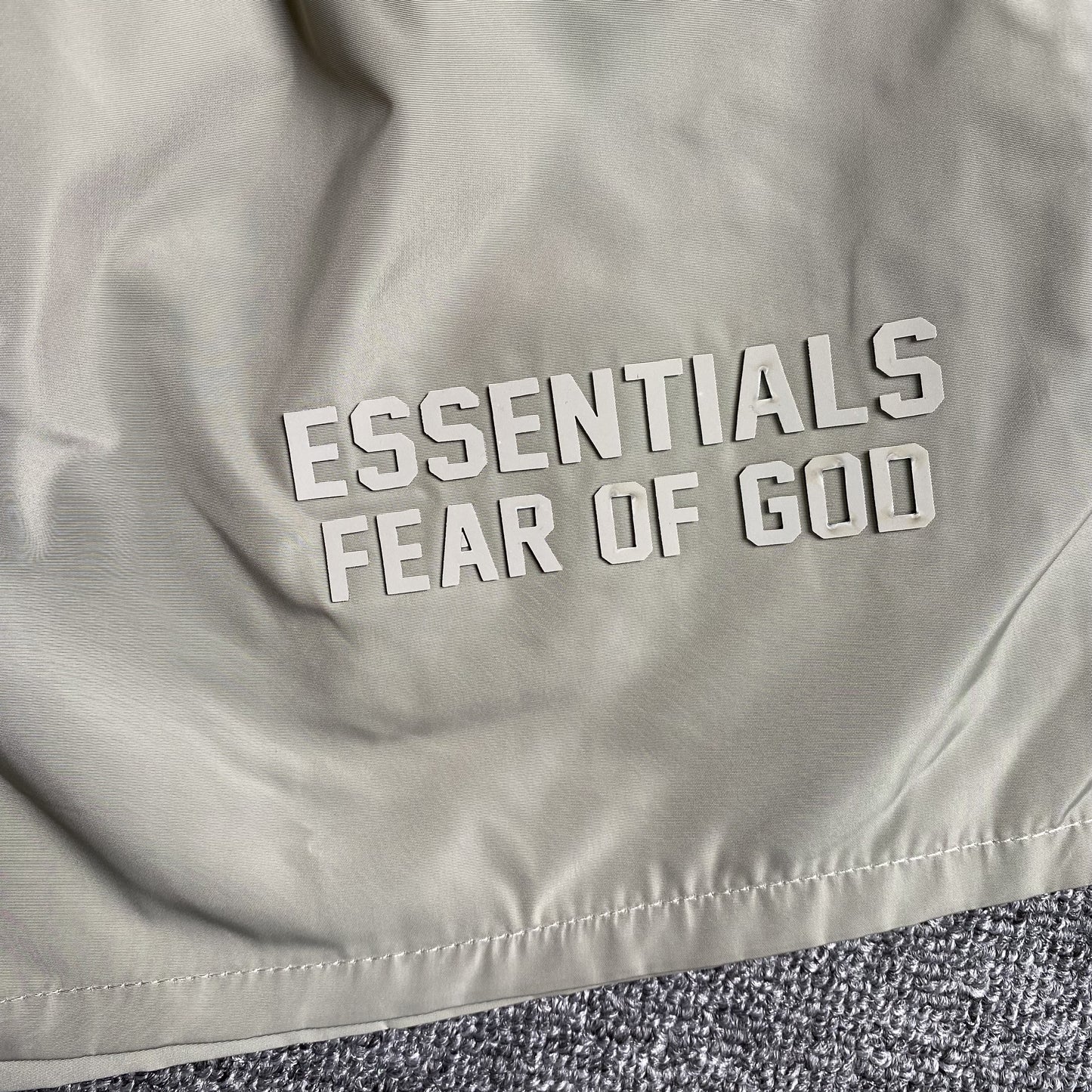 fear-of-god-essentials-running-nylon-short-smoke-3-Drip Store Argentina