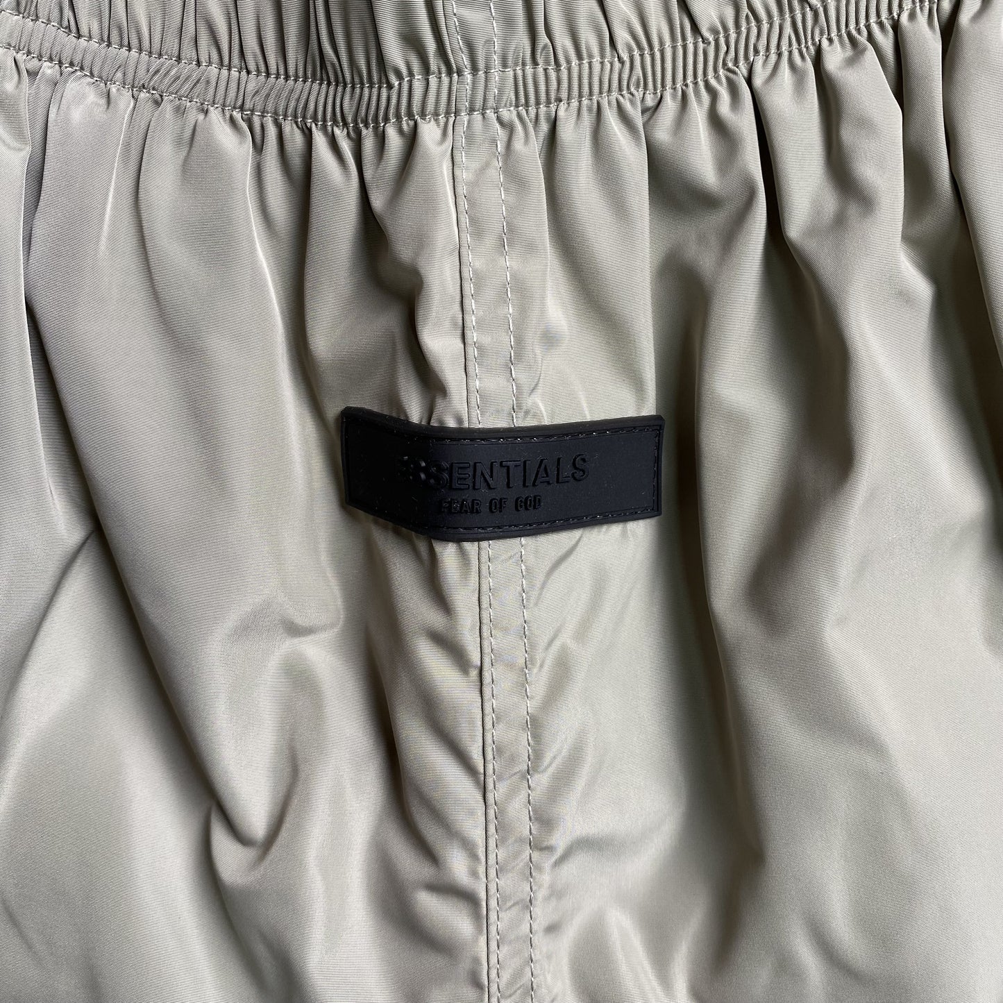 fear-of-god-essentials-running-nylon-short-smoke-4-Drip Store Argentina